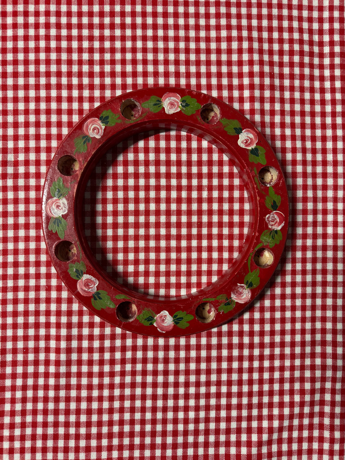 Rund ljusstake i trä, bemålad