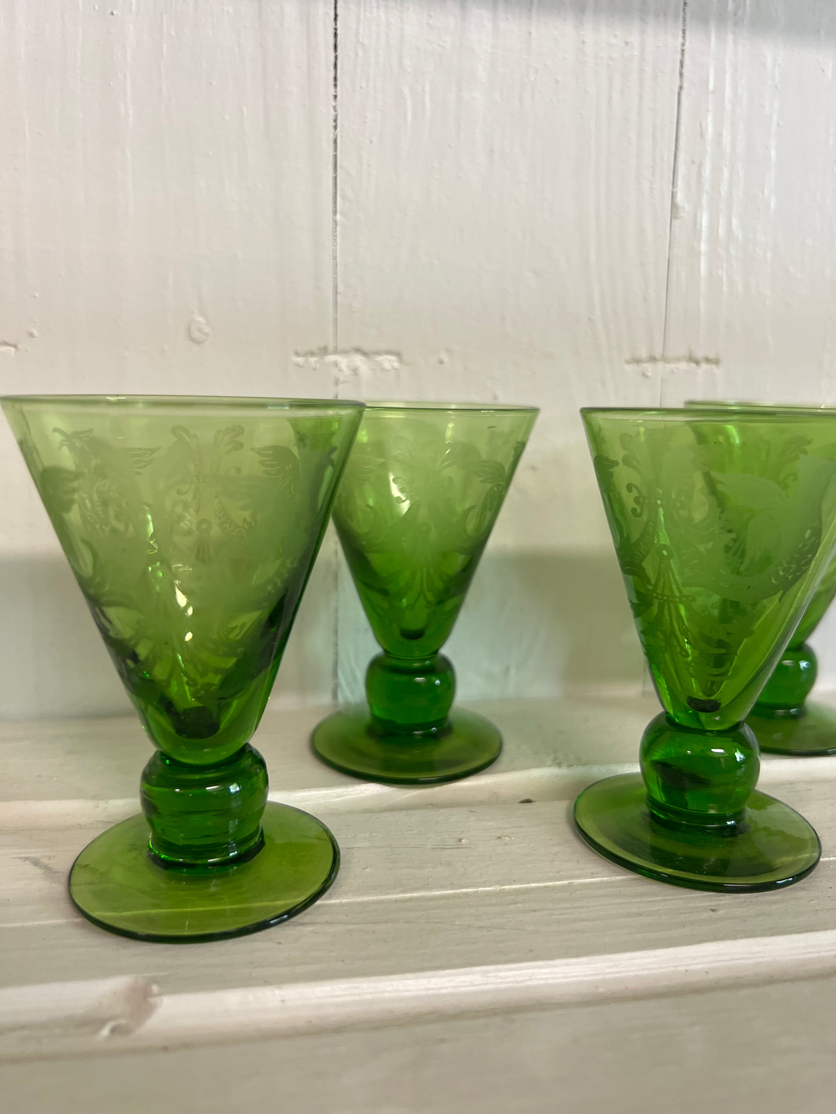 4st snapsglas i grönt med dekor