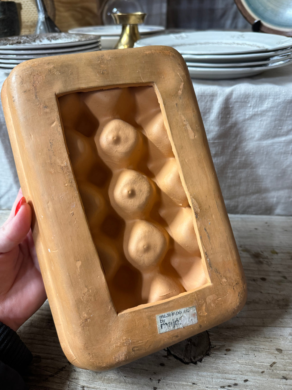 Äggställ i keramik