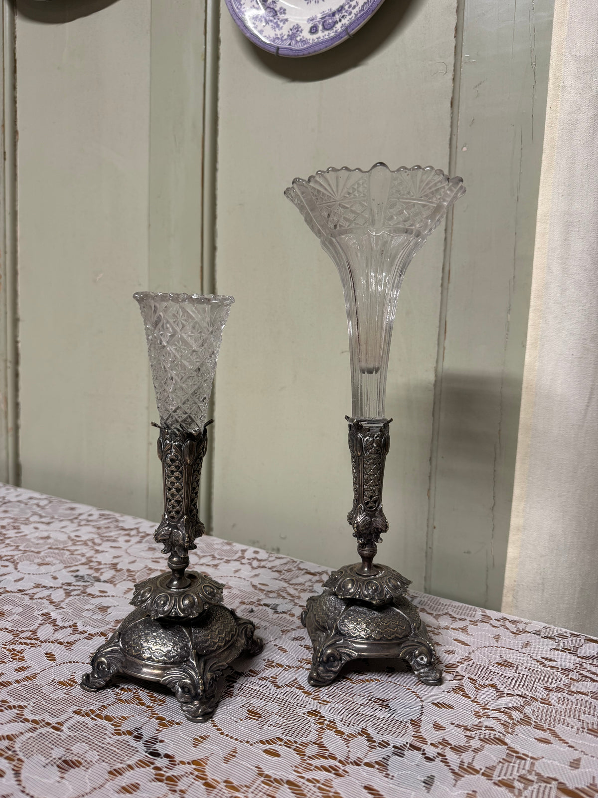 Glasvas med nysilverfot hög
