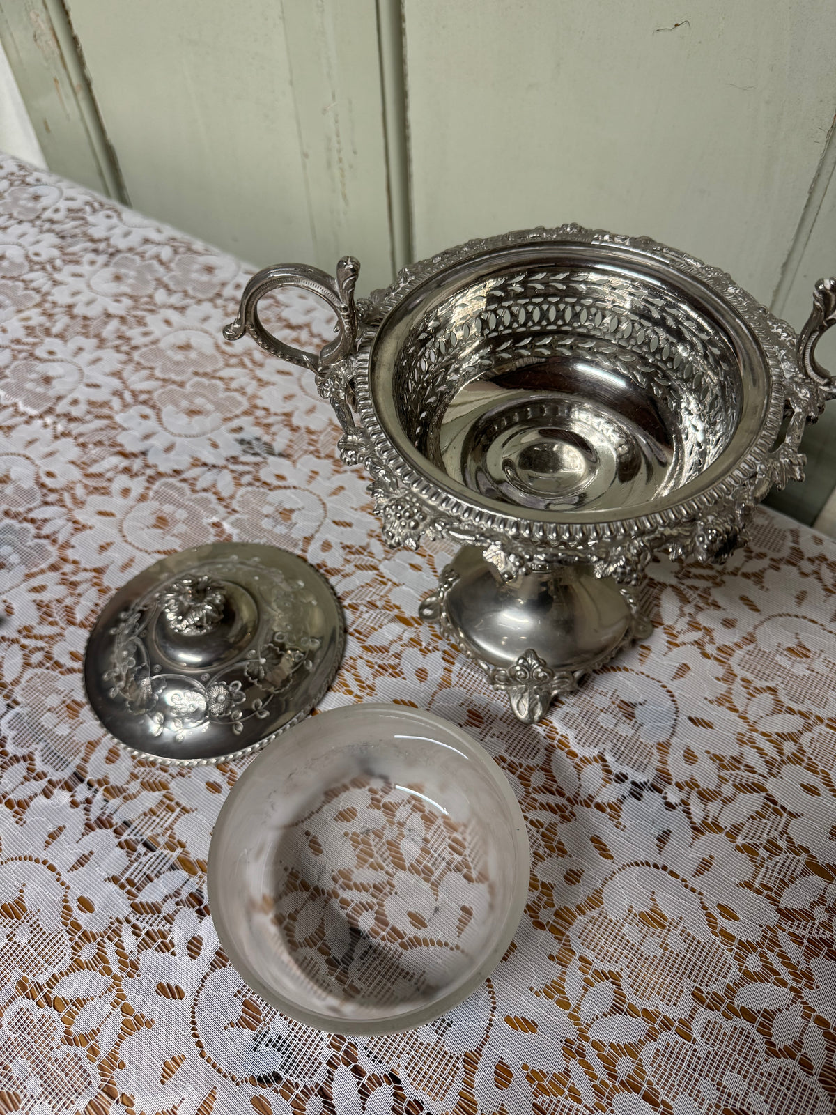 Bonbonjär med glasinsats vitmetall och nysilver, 1900-talets mitt