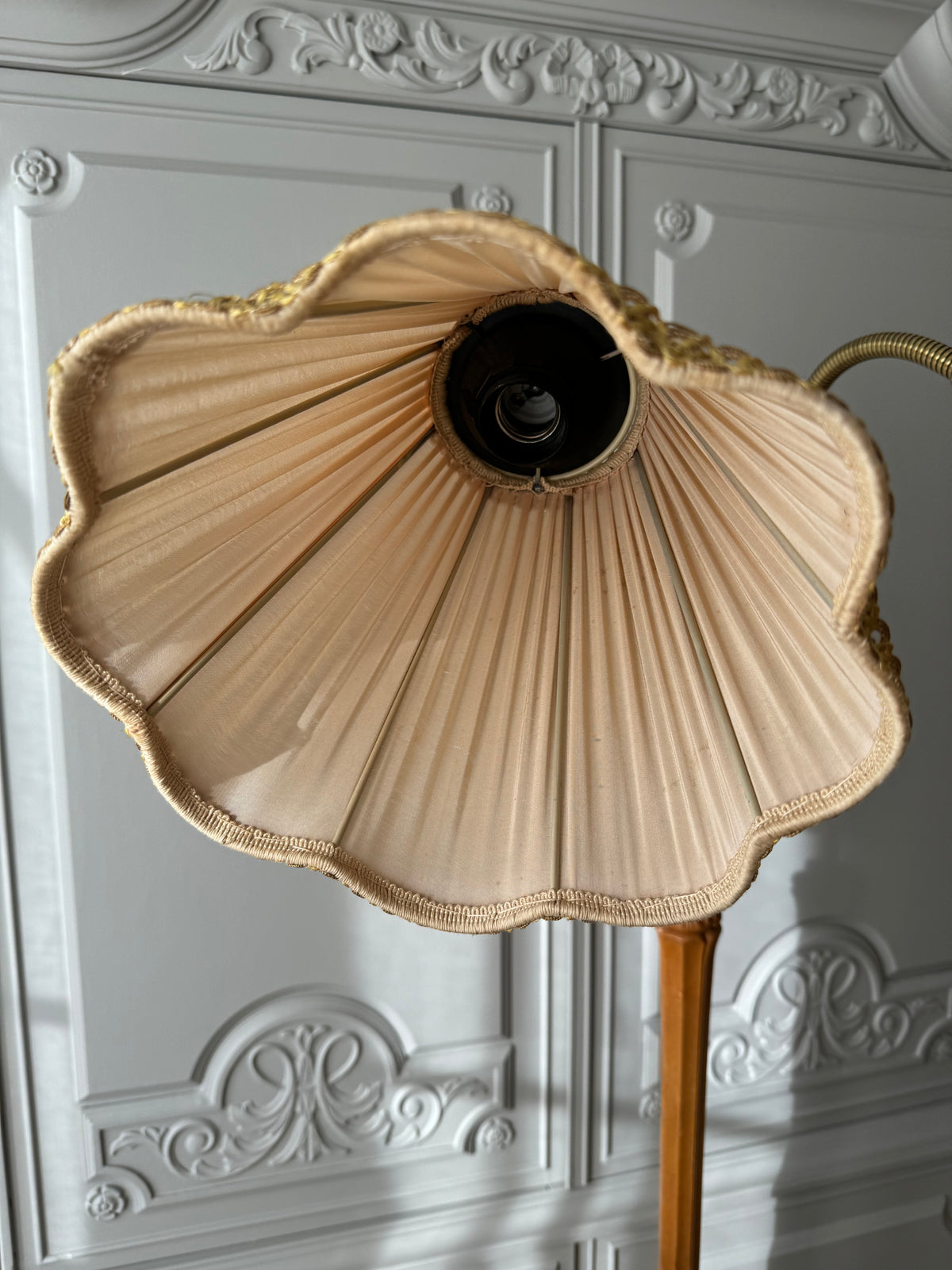 Tvåarmad golvlampa