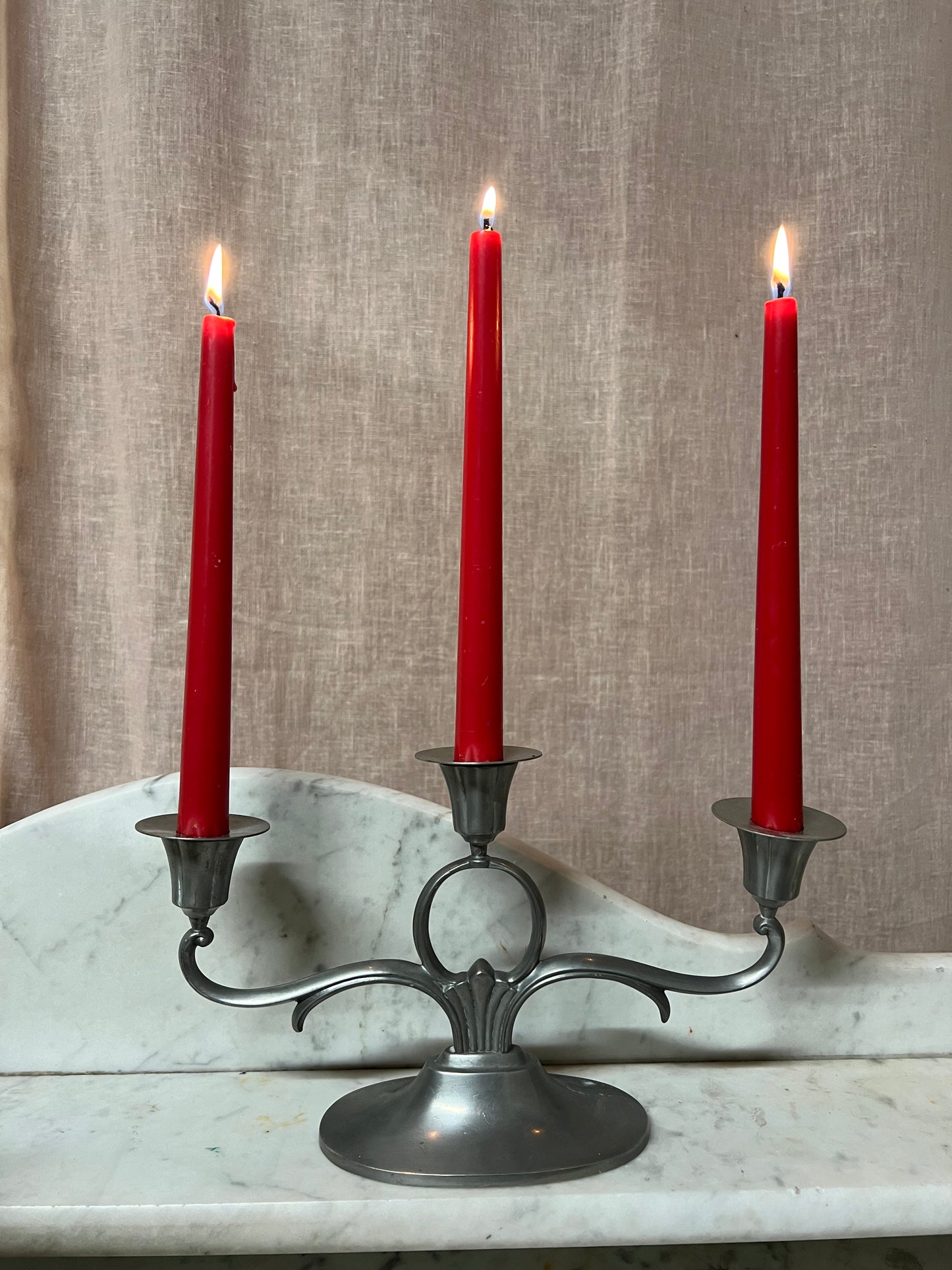 Trearmad ljusstake i tenn med ljusmanchetter