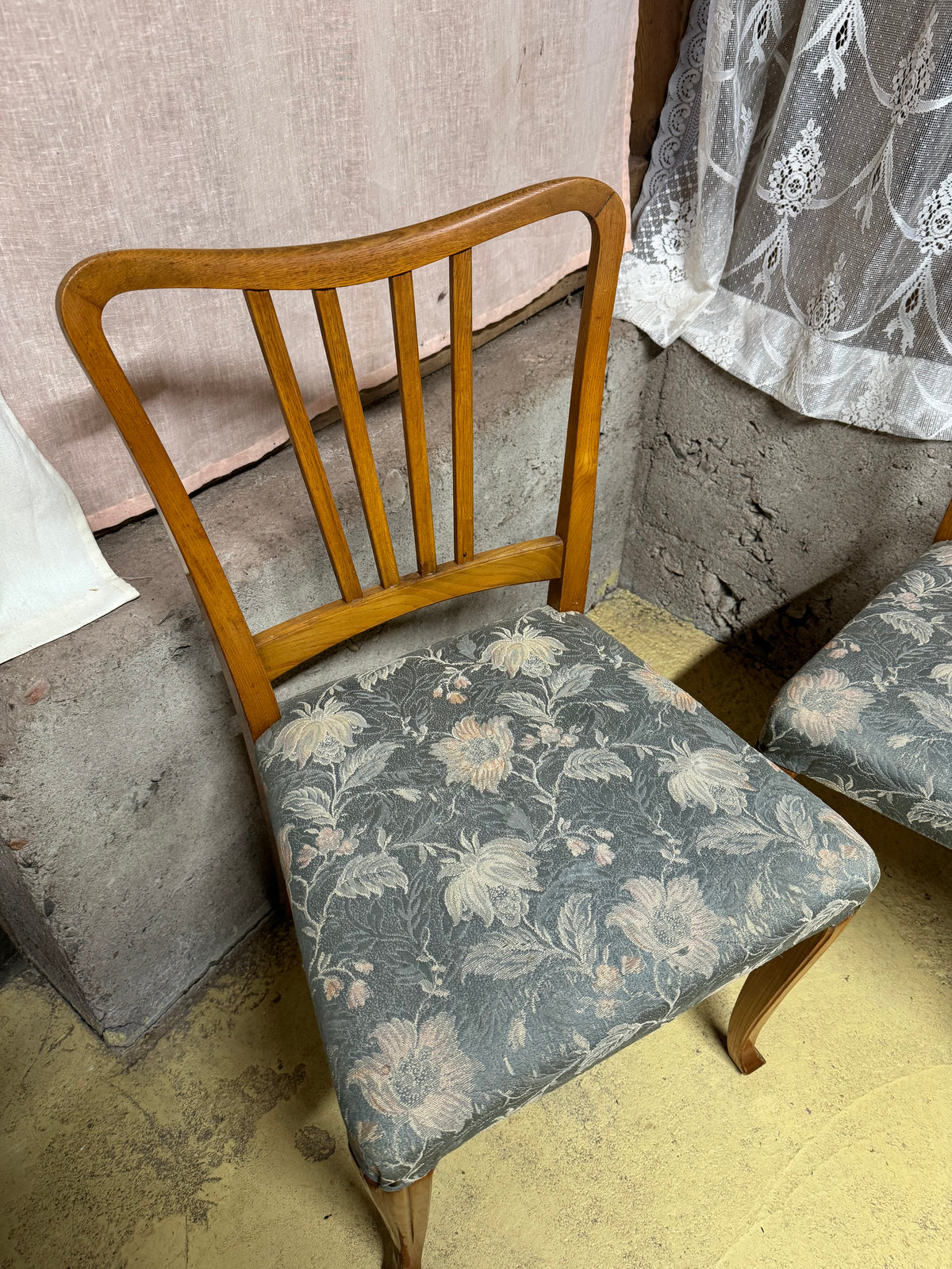 Paret stolar blommönstrad sits