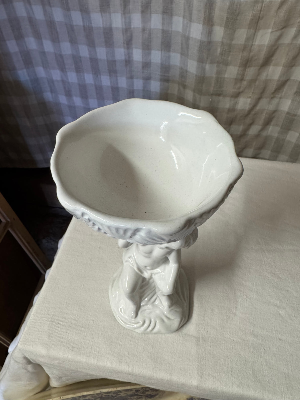 Vit italiensk figurinvas med putto/ängel, vintage