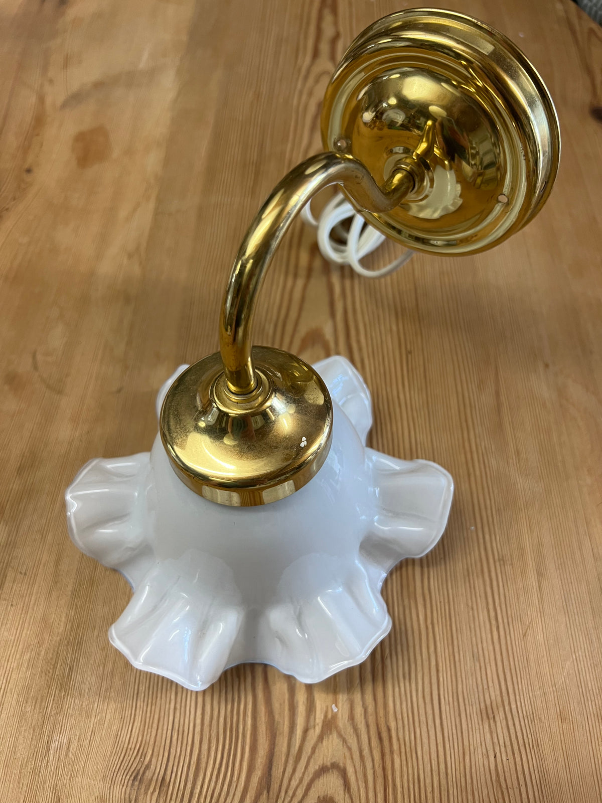 Vägglampa i porslin