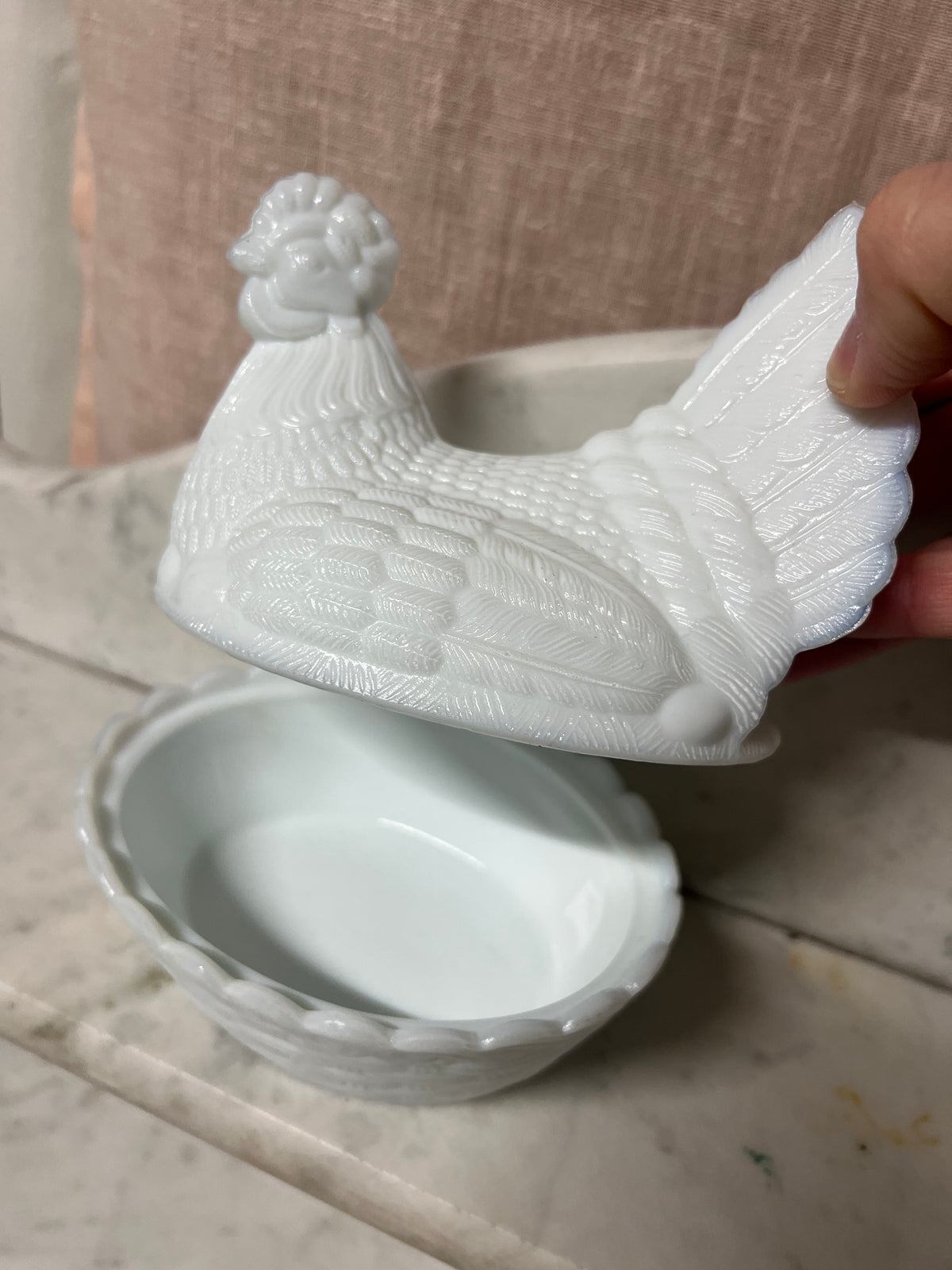 Höna - äggömma i vitt mjölkglas