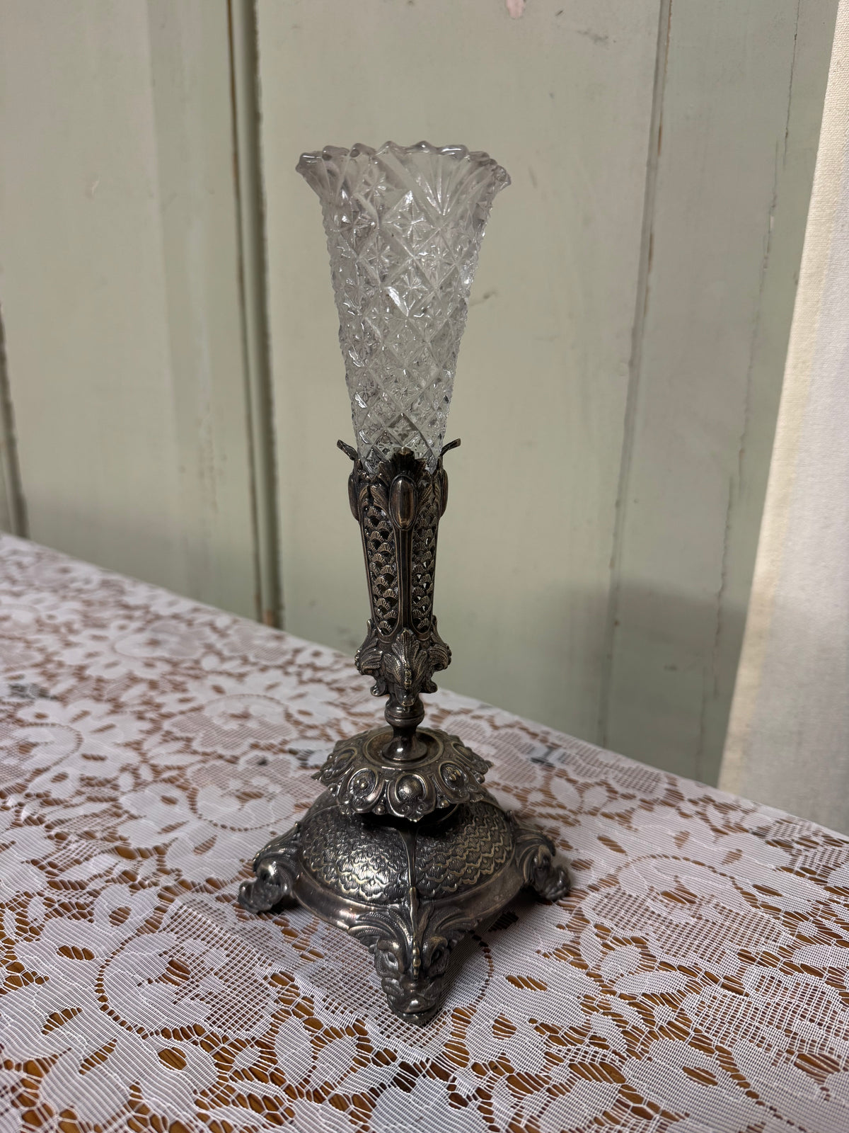 Glasvas med nysilverfot