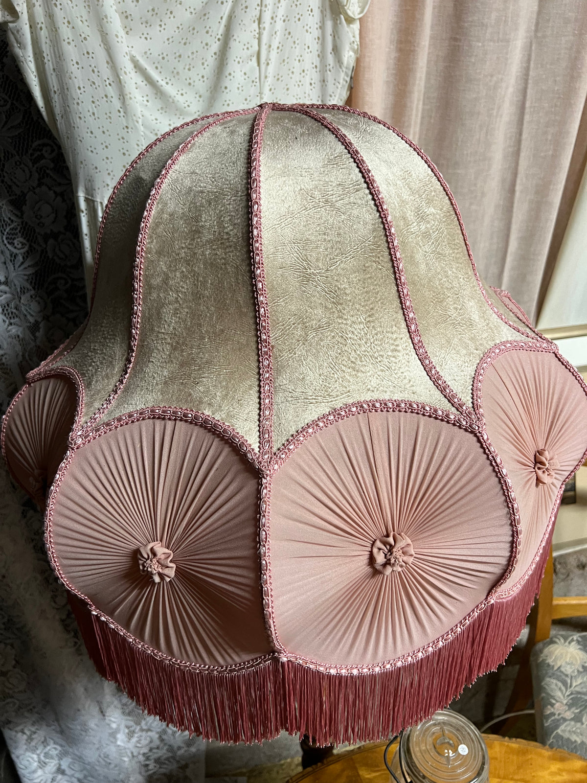 Stor lampskärm i rosa med fransar
