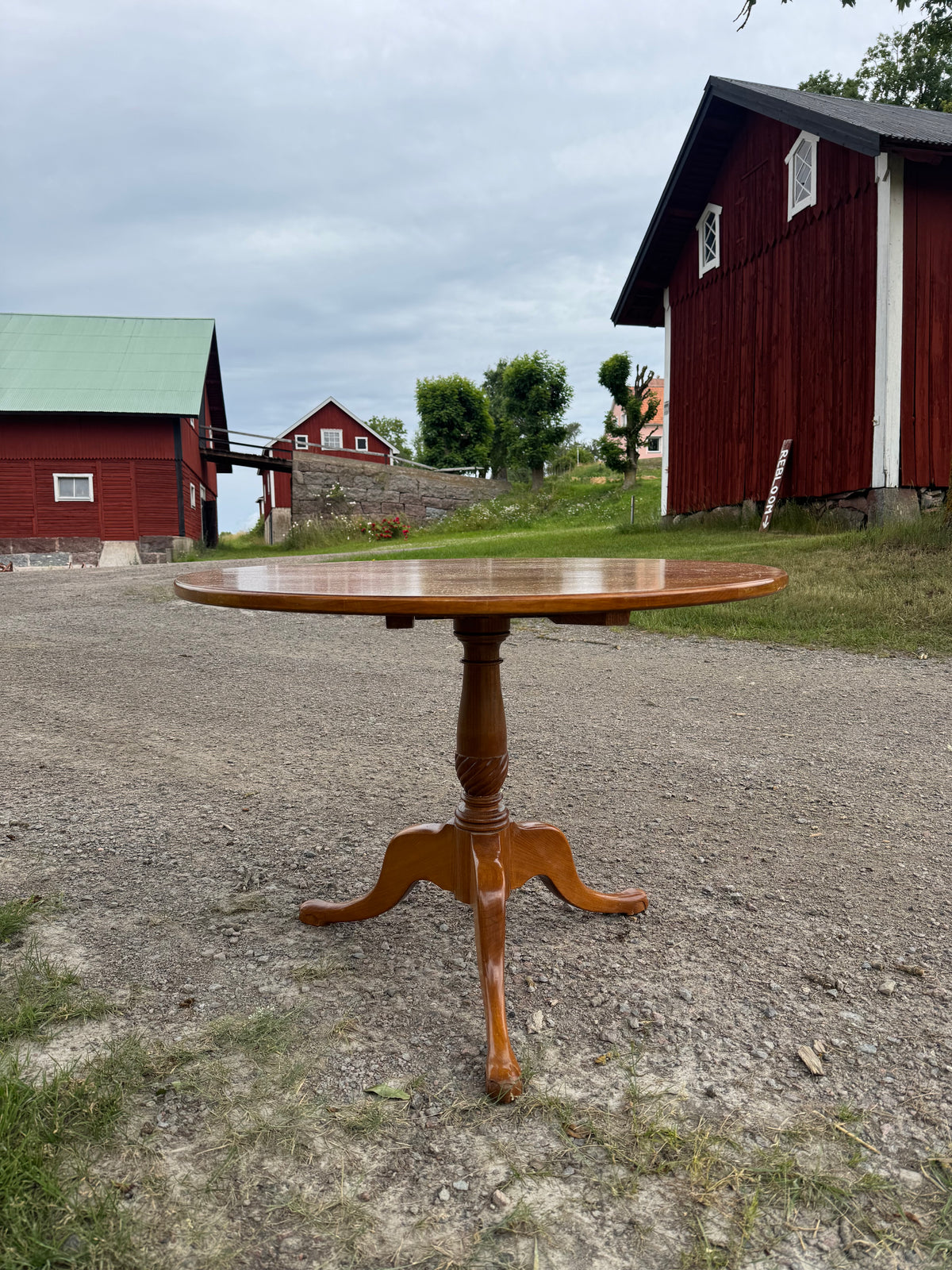 Runt pelarbord med vippfunktion