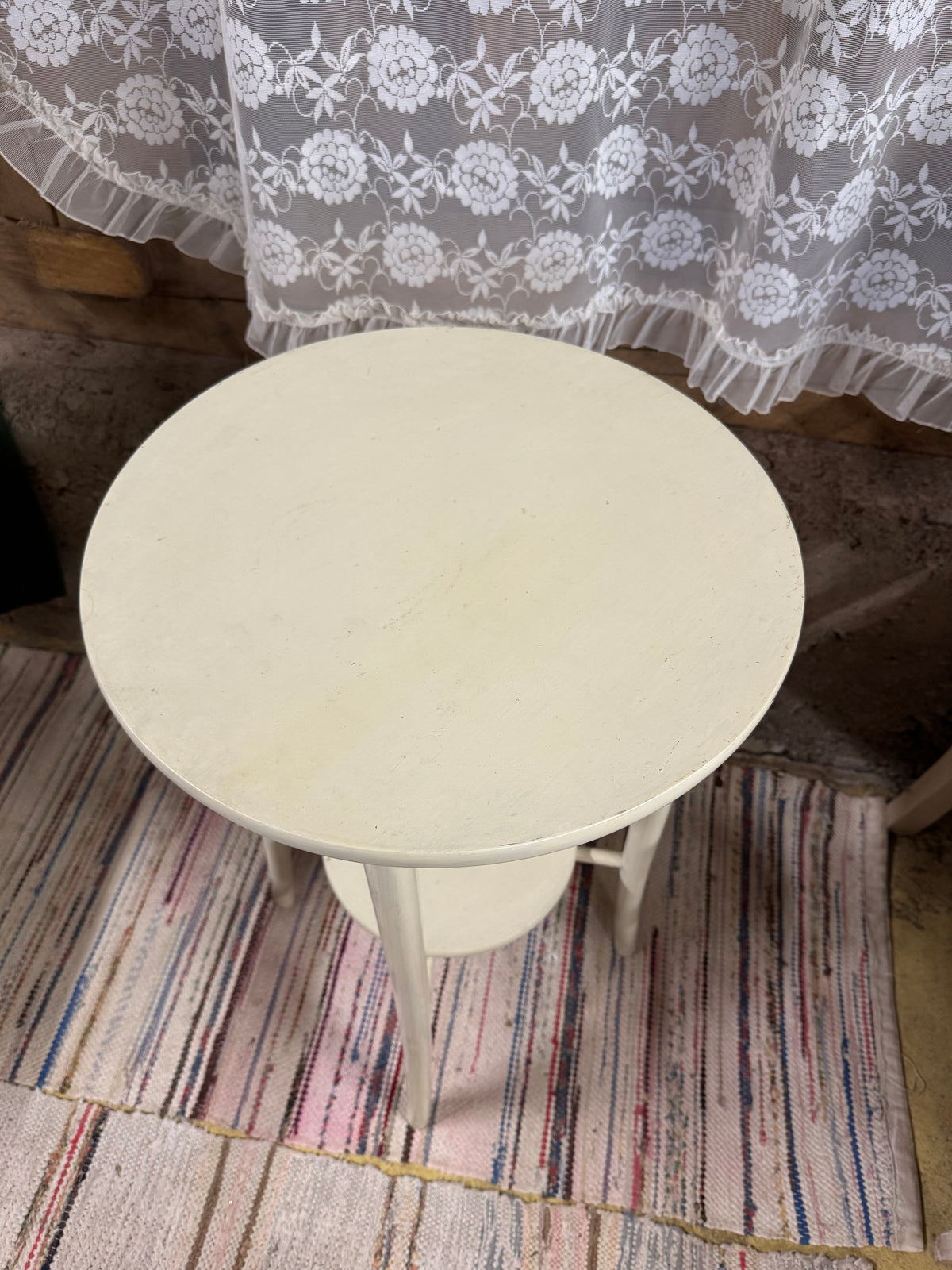 Vitt sidobord med underhylla