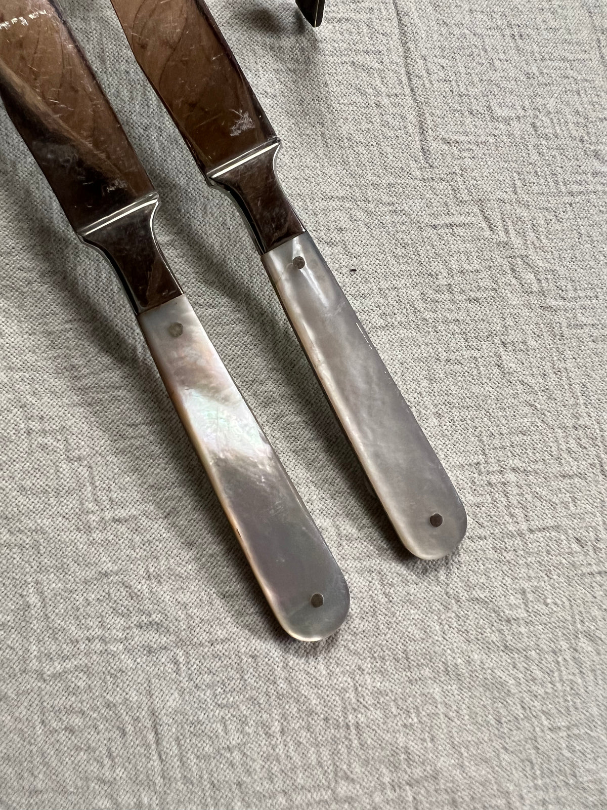 Set med knivar i pärlemor