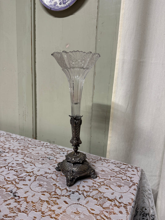Glasvas med nysilverfot hög