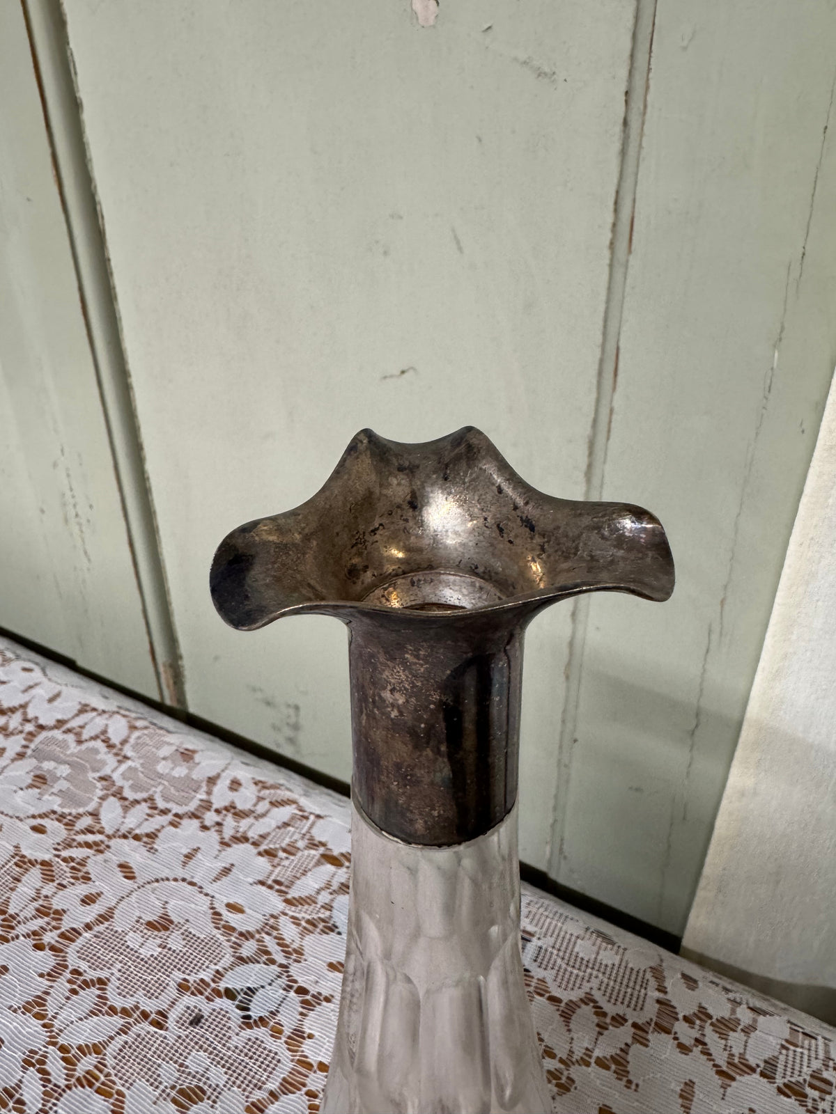Glasvas med vågat nysilver upptill, mellan