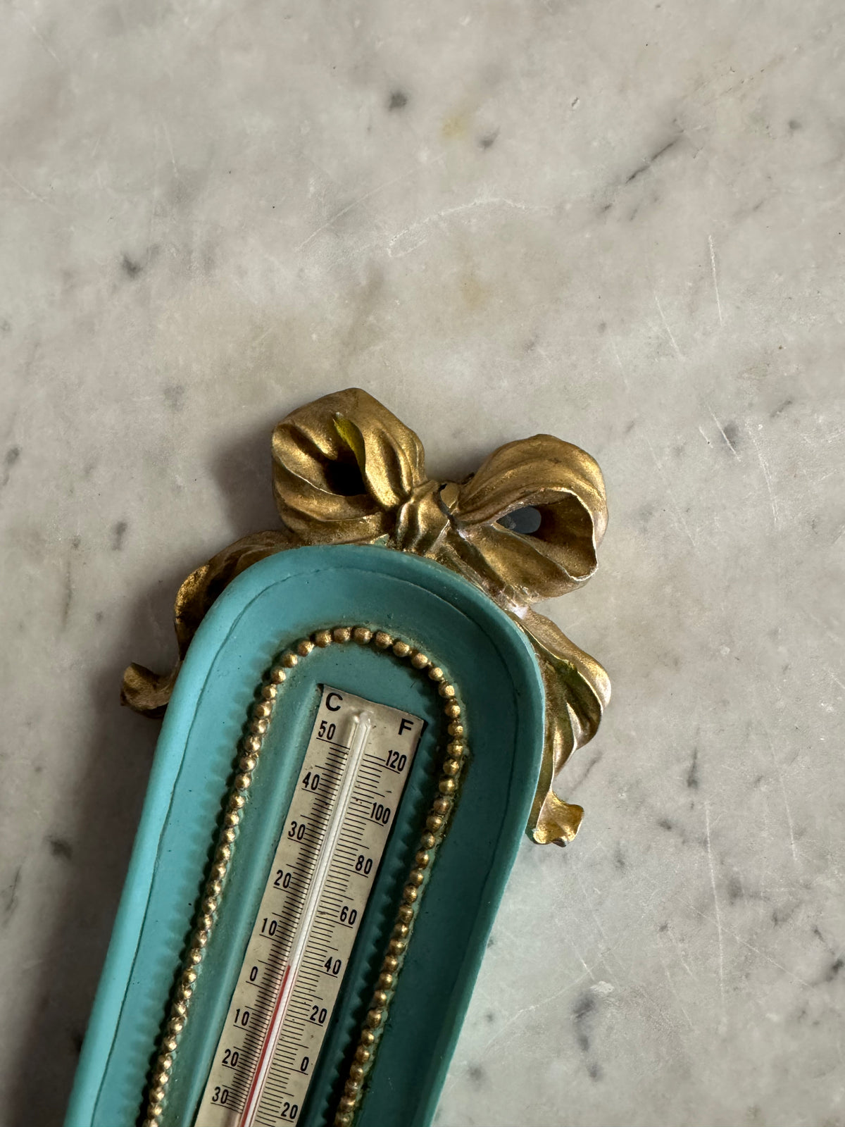 Väggtermometer i retrostil, troligen 1950–1970-tal