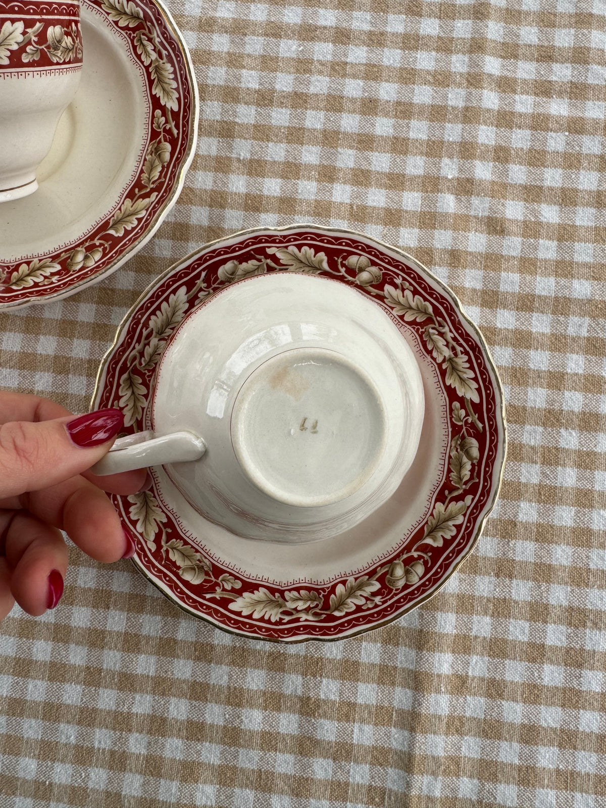 Paret kaffekoppar med fat ekollon