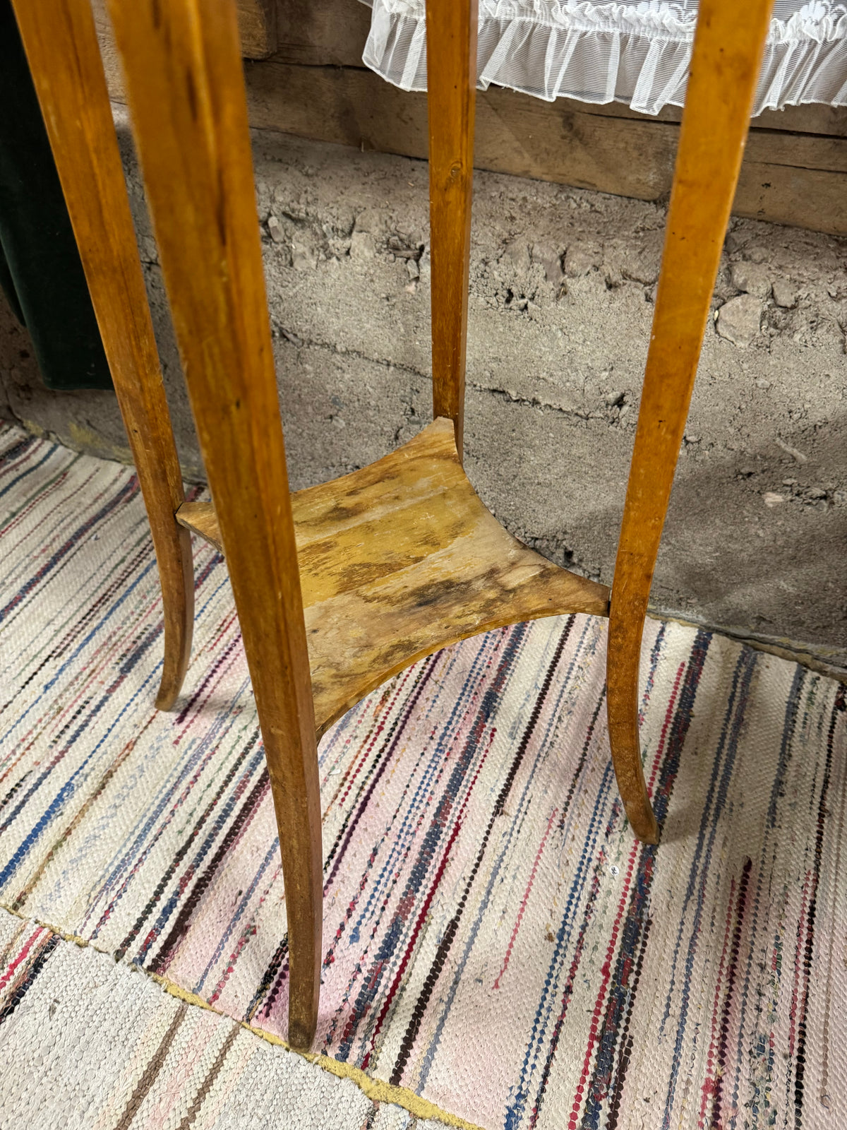 Hög och stor piedestal i ljust trä