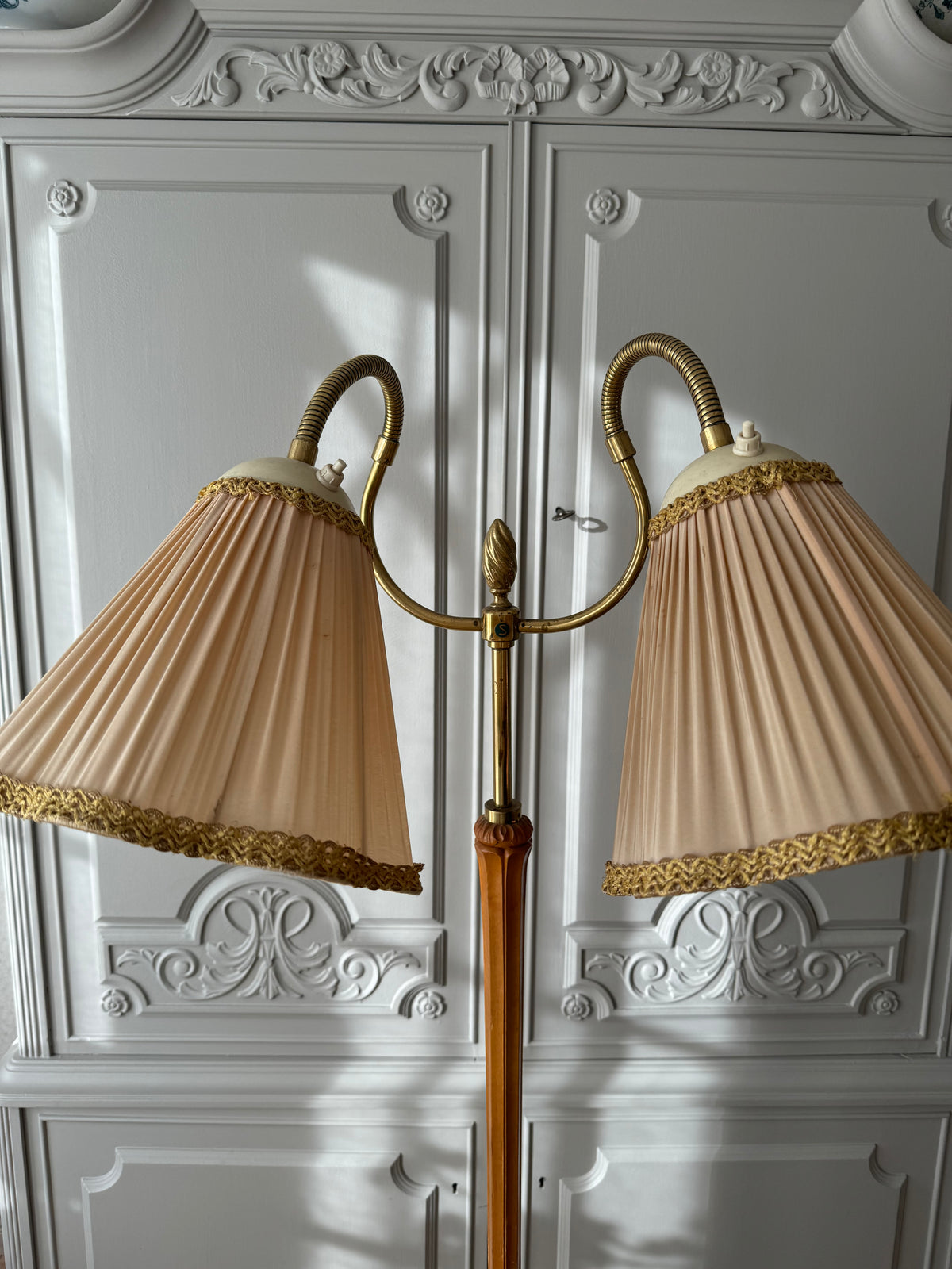 Tvåarmad golvlampa