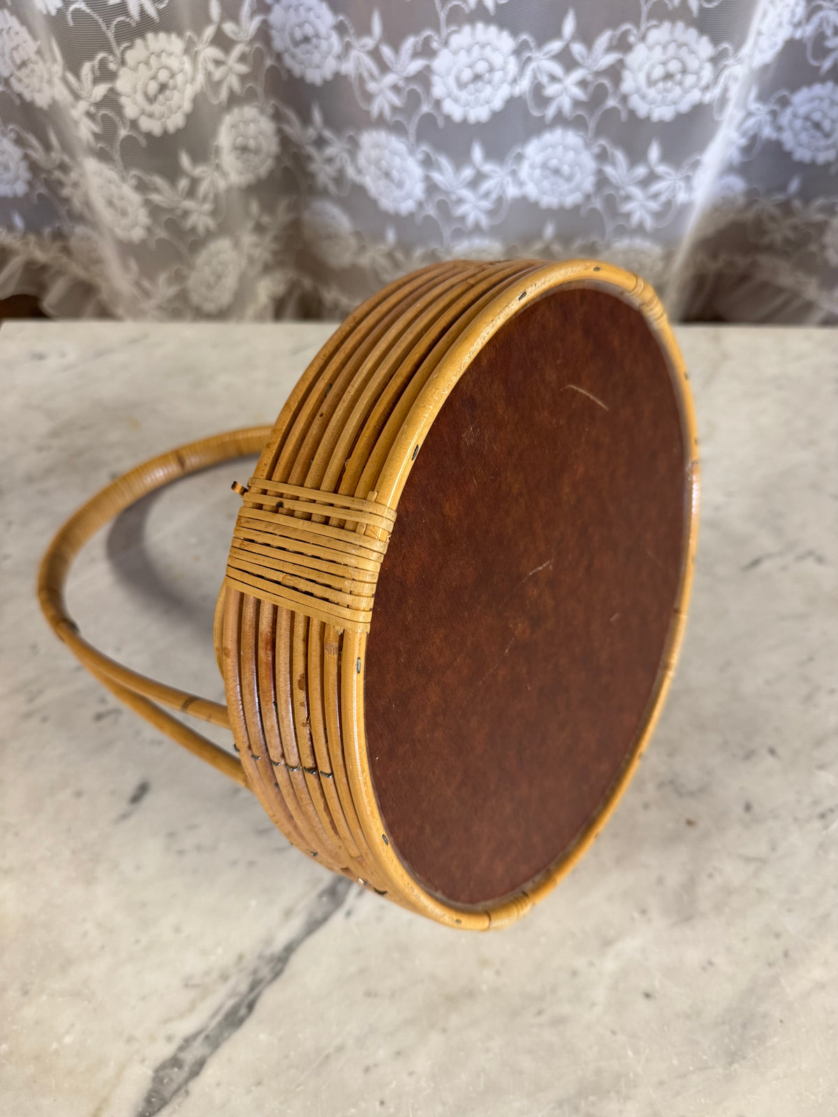 Flaskkorg i rotting/bambu, troligen 1950–1970-tal