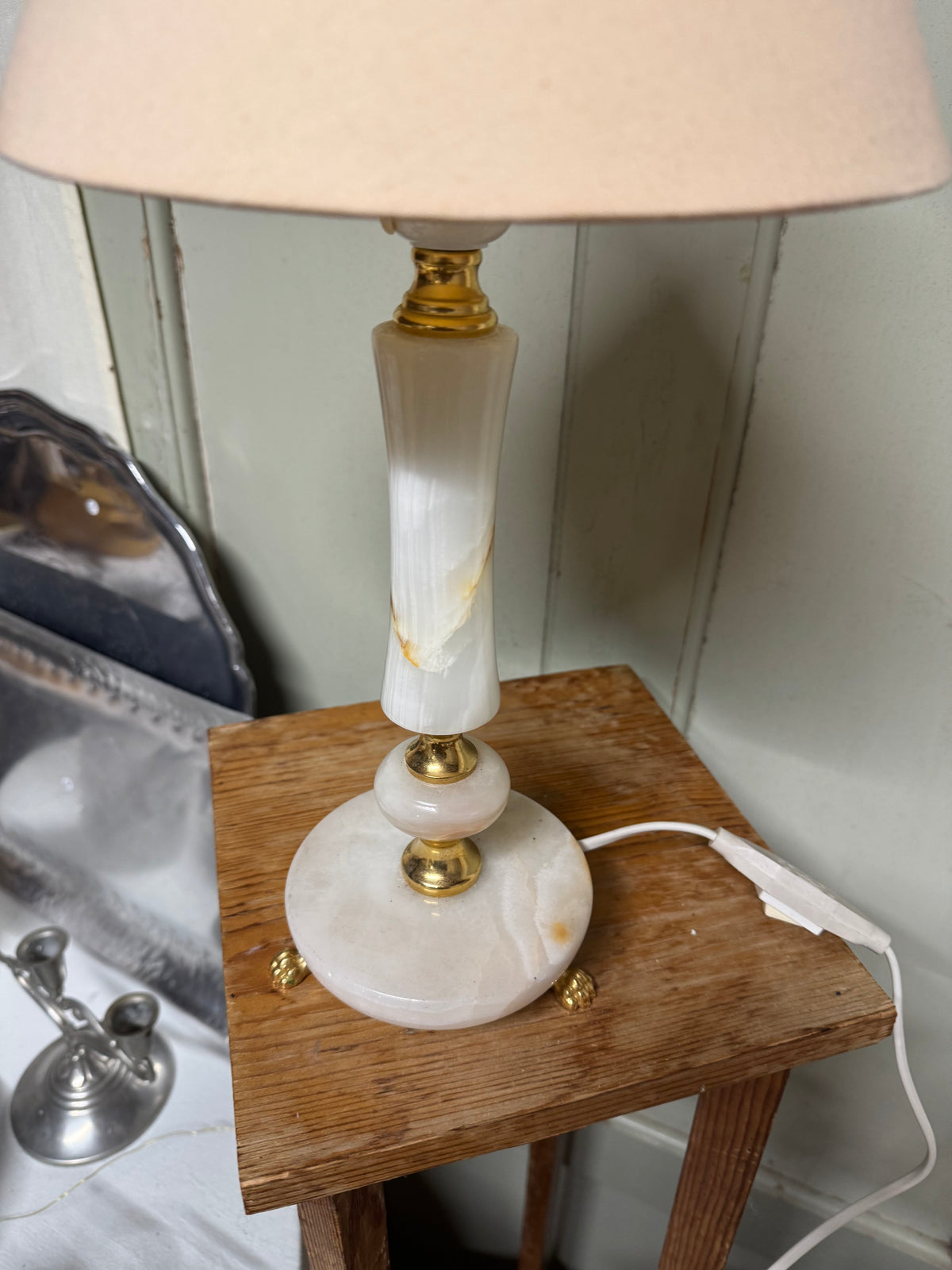 Bordslampa i marmor med skärm i ljust aprikos färg