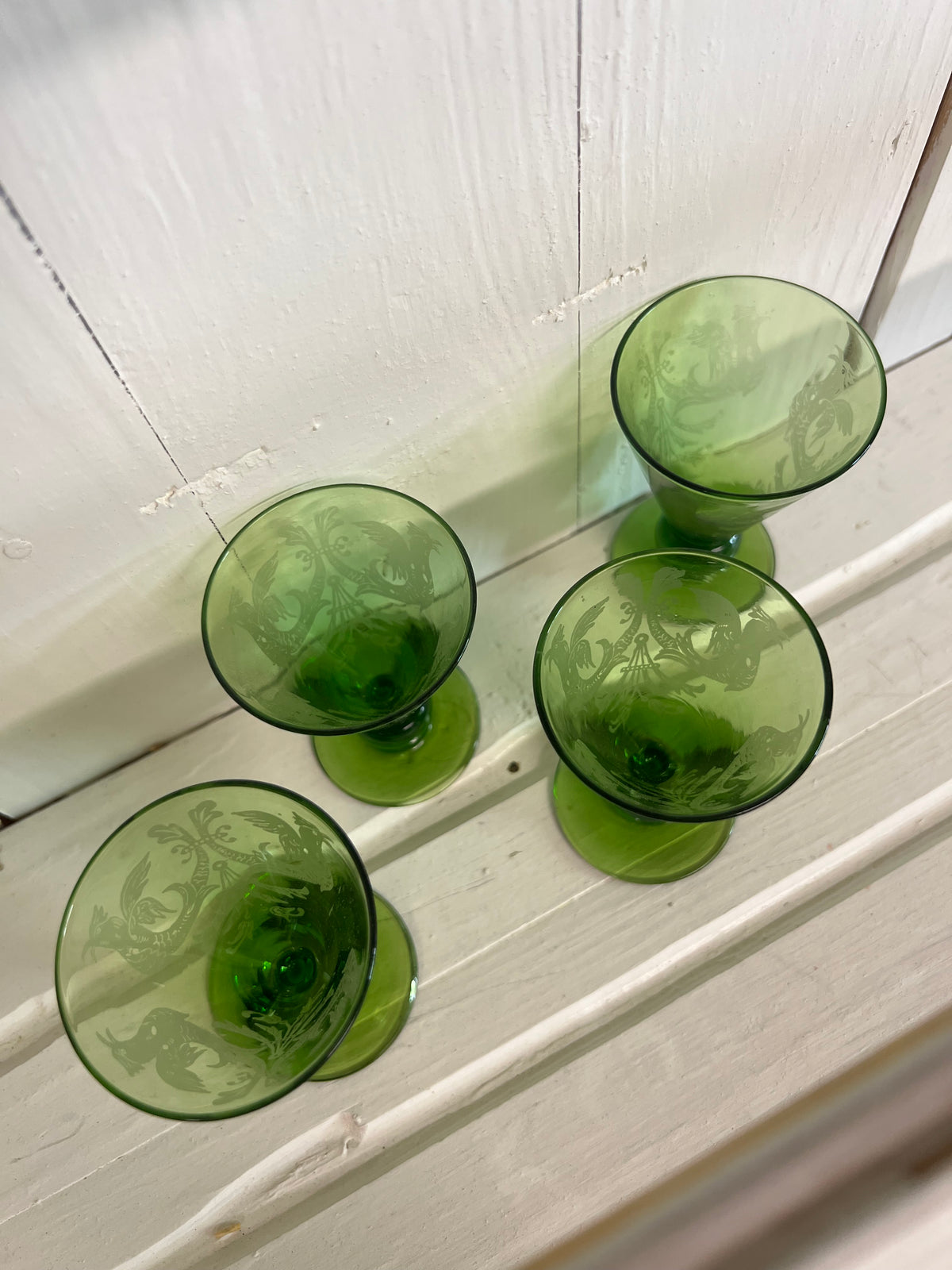 4st snapsglas i grönt med dekor
