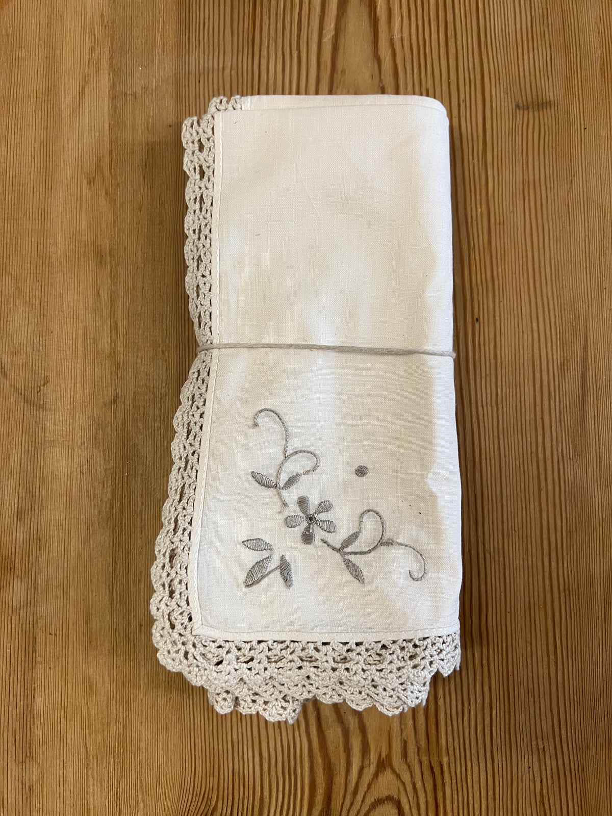 4st tygservetter med broderi och vacker kant