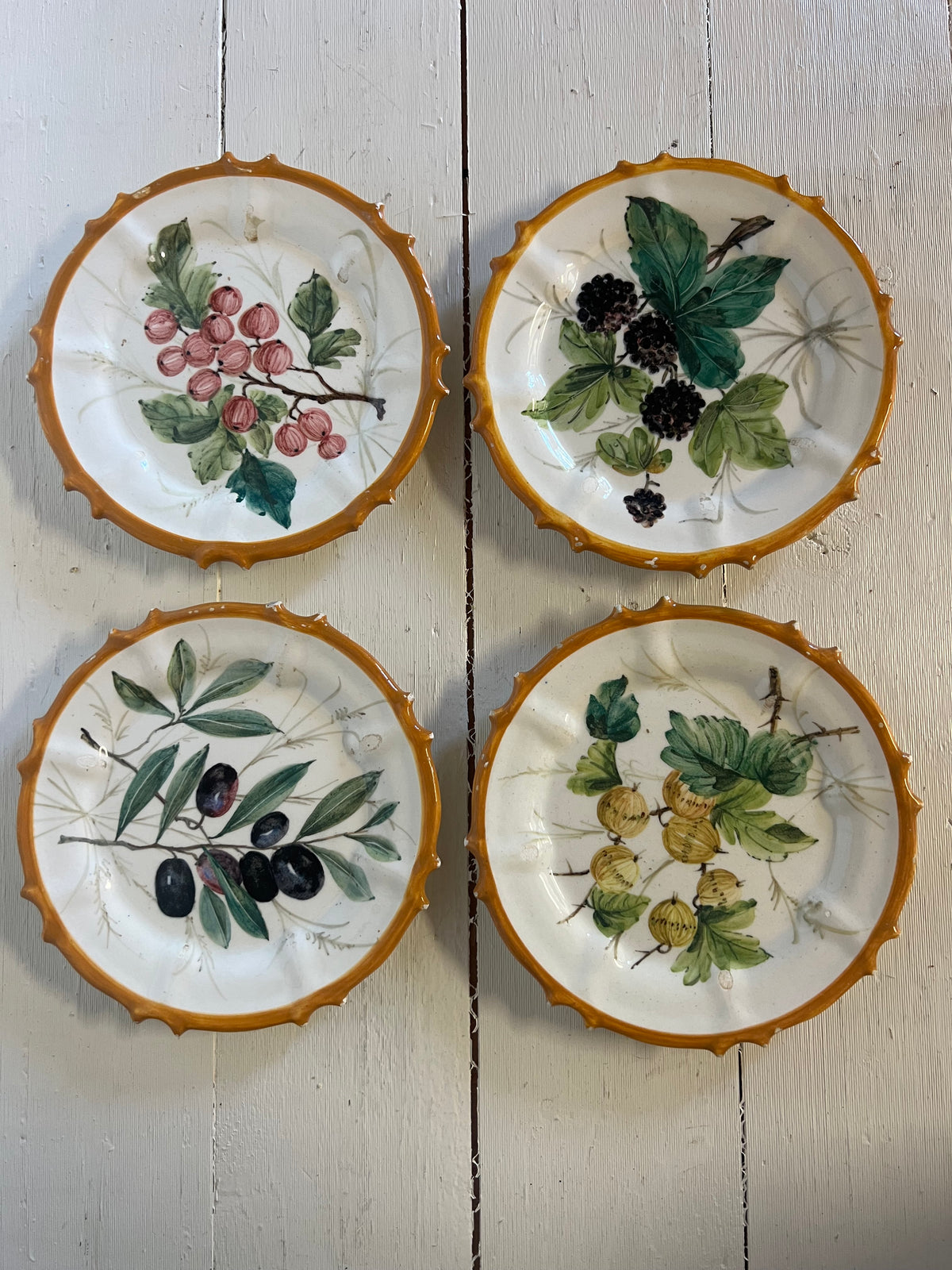 Fyra små fat med frukt