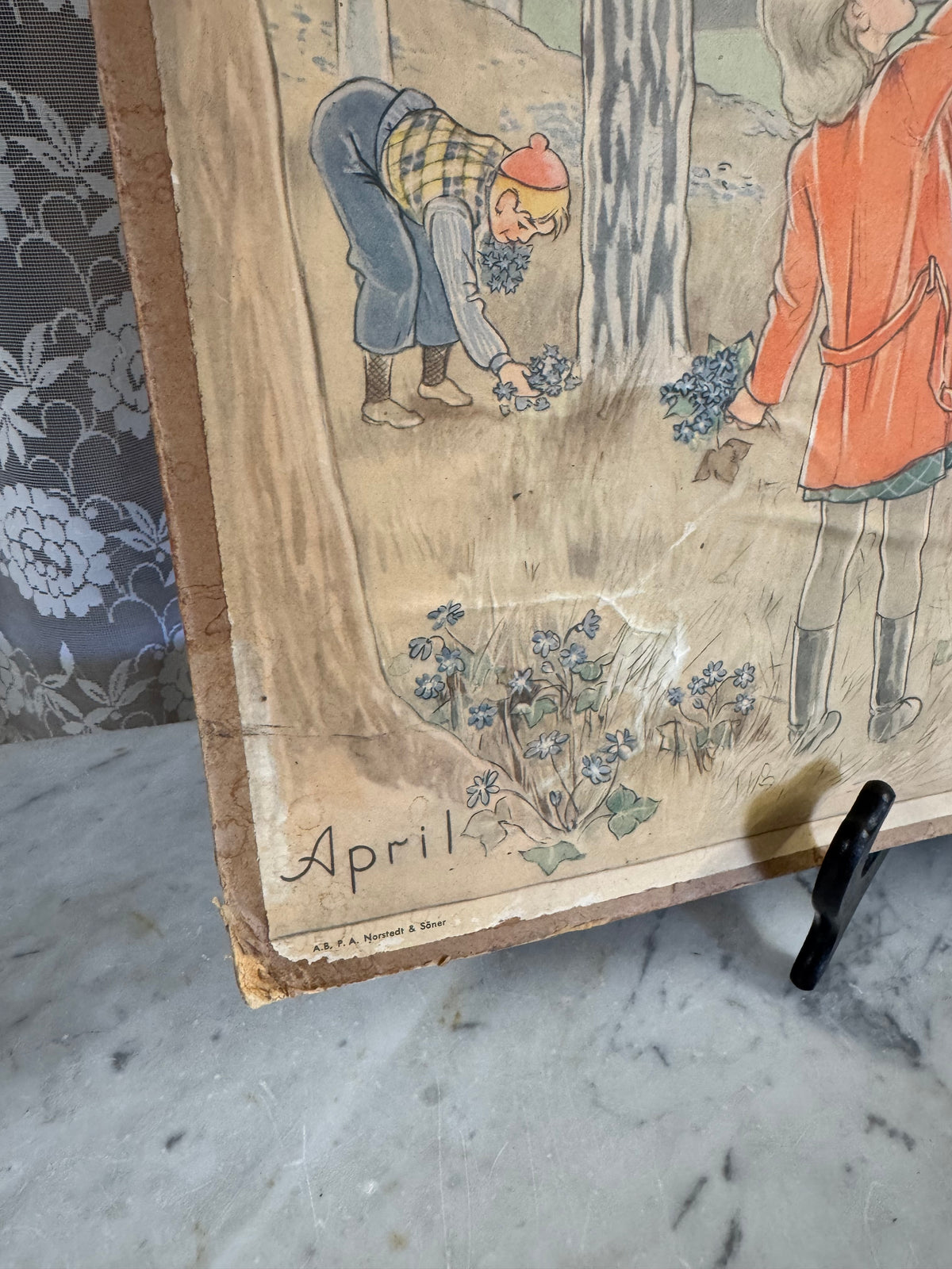 Äldre skolplansch – “April”, utgiven av A.B. P.A. Norstedt & Söner. Troligen 1930–1950-tal