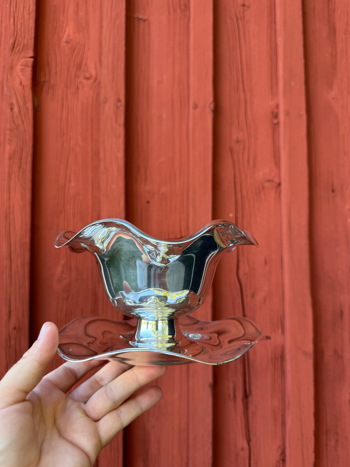 Skål på fot i nysilver med volang