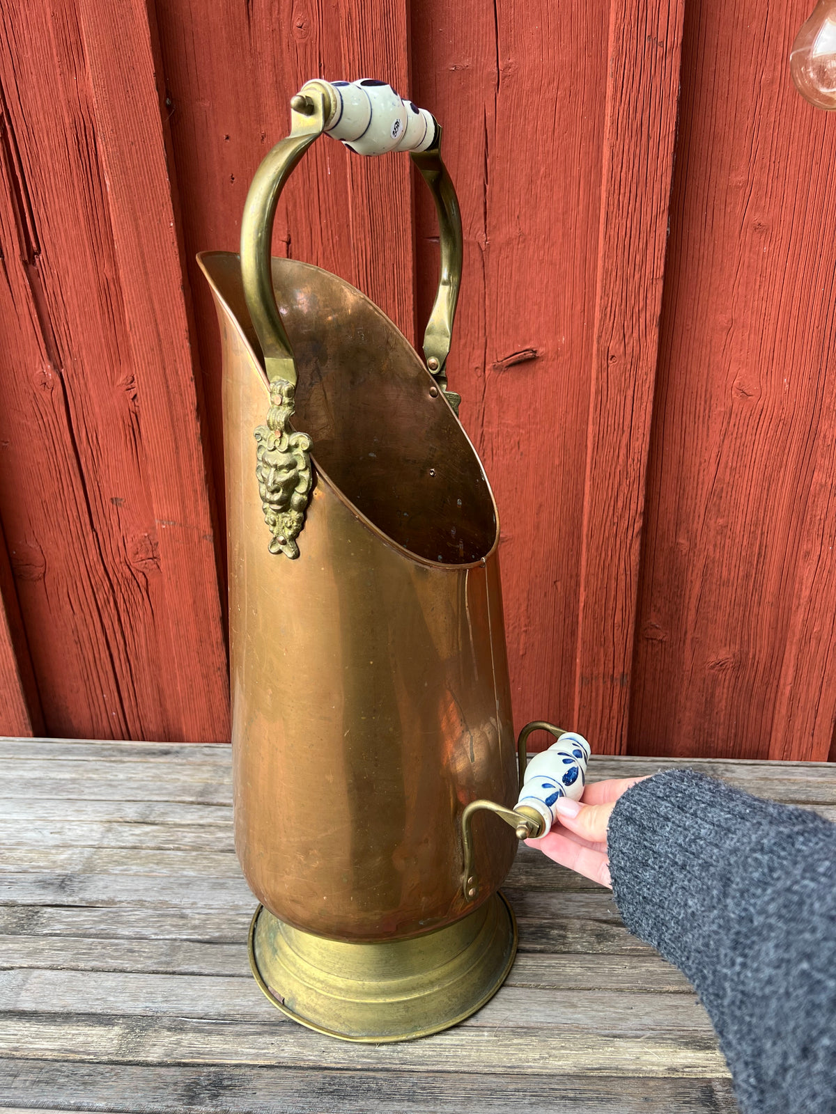 Kolhämtare i koppar med porslinshandtag