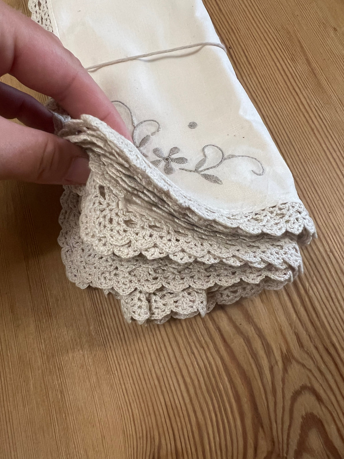 4st tygservetter med broderi och vacker kant