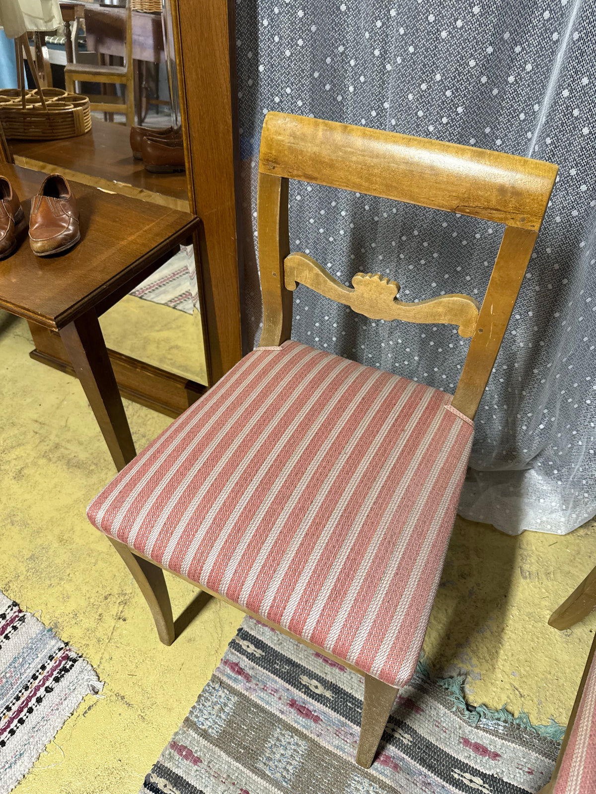 Paret stolar med rosa sits