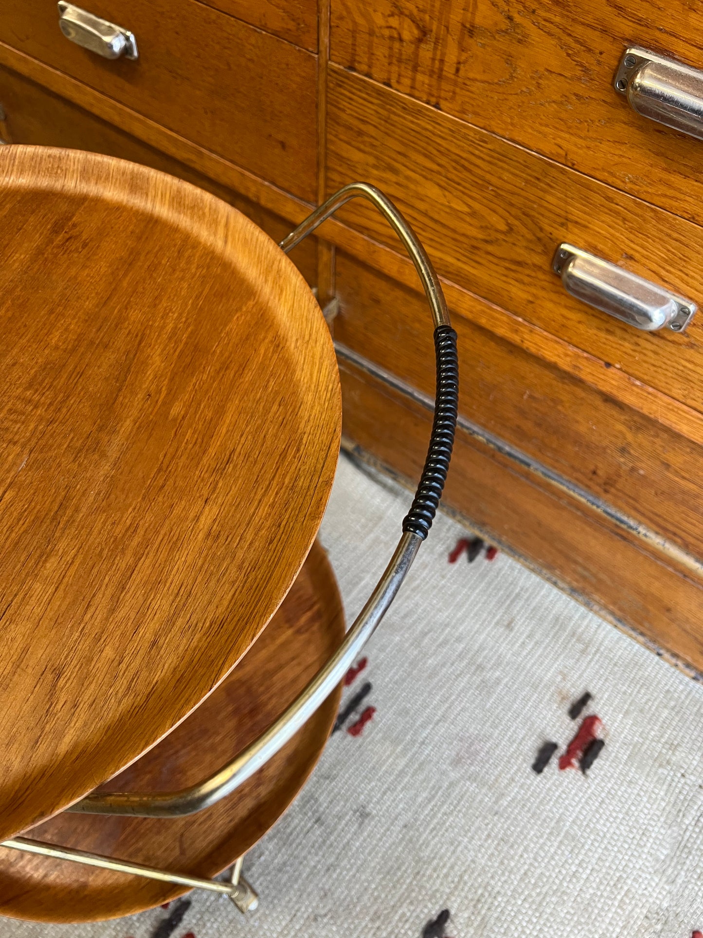 Drinkvagn 50-tal med brickor i teak och mässingsställning