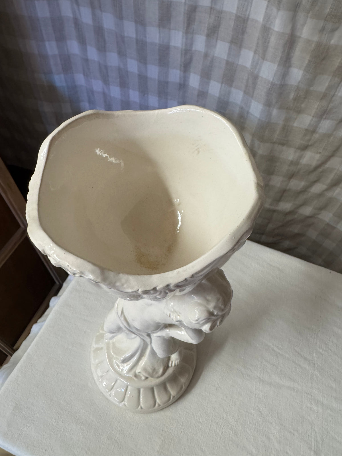 Benvit italiensk figurinvas med putto/ängel, vintage