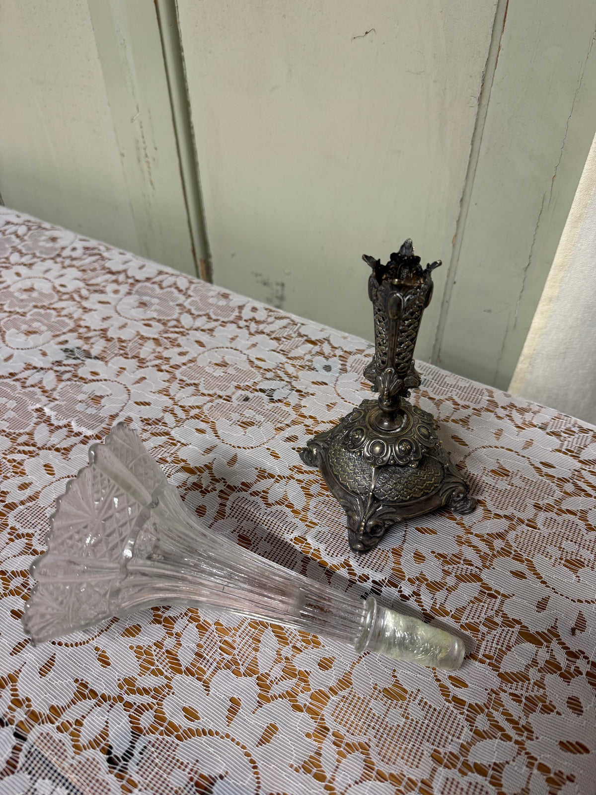Glasvas med nysilverfot hög