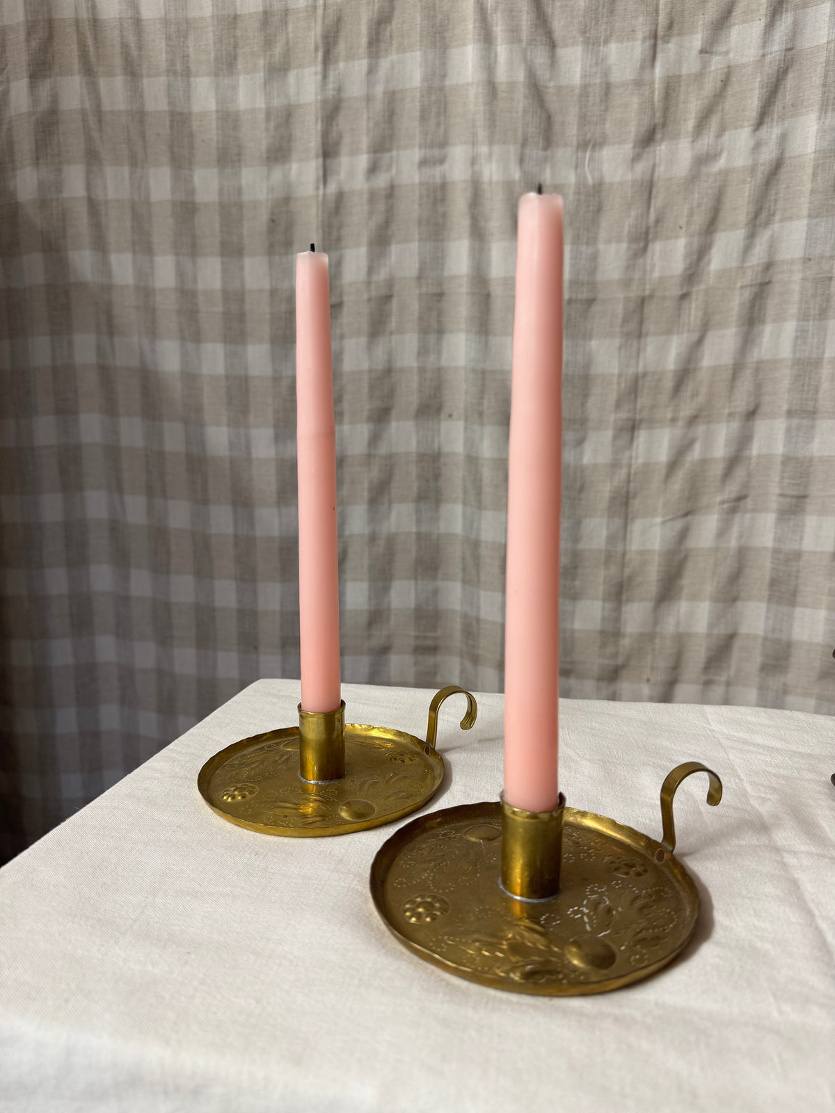 Paret mässingsljusstakar
