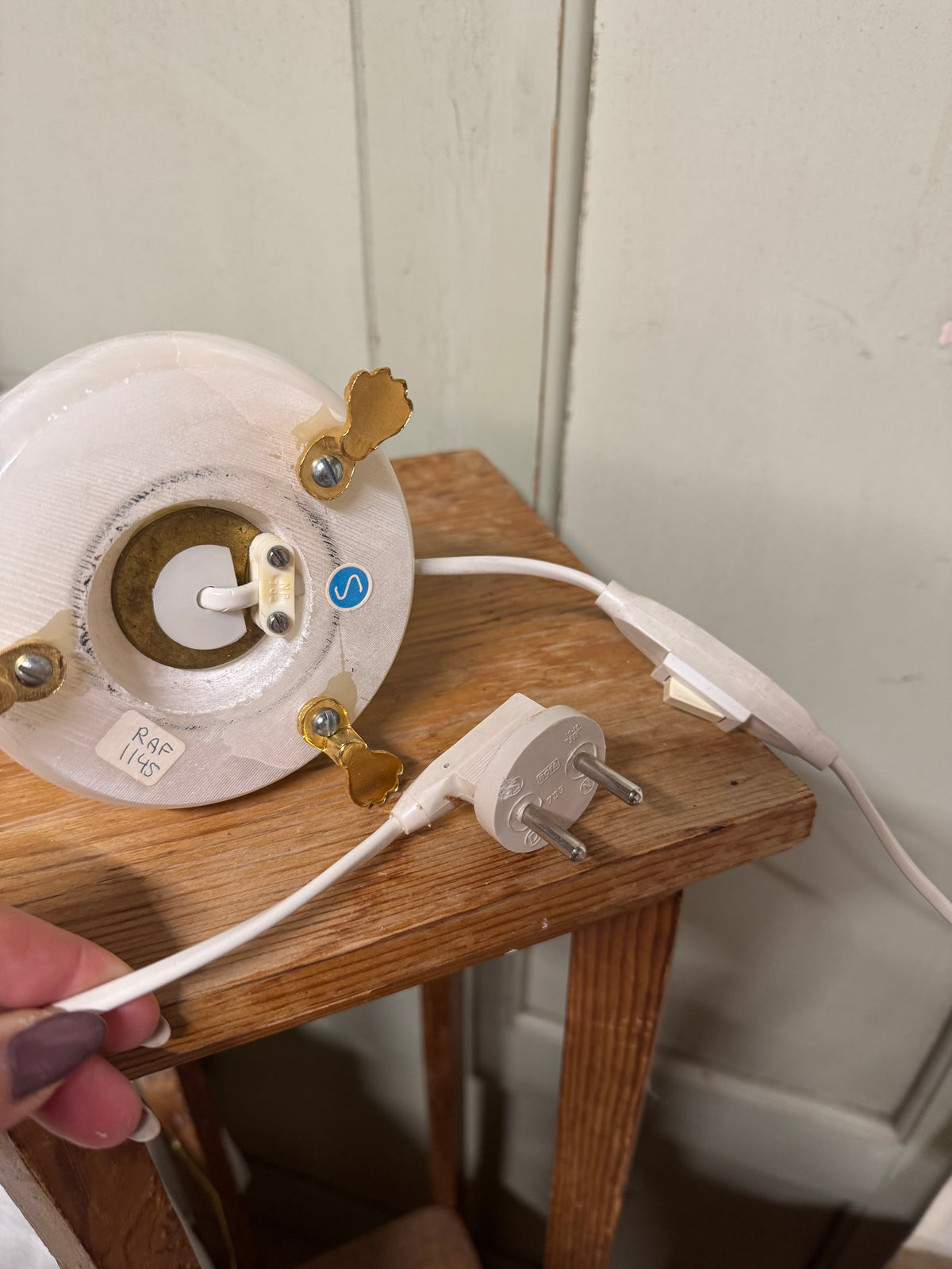 Bordslampa i marmor med skärm i ljust aprikos färg