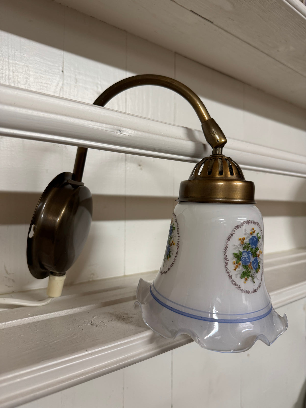 Vägglampa i porslin med blommor