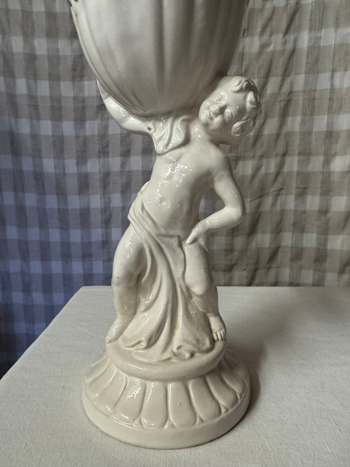 Benvit italiensk figurinvas med putto/ängel, vintage