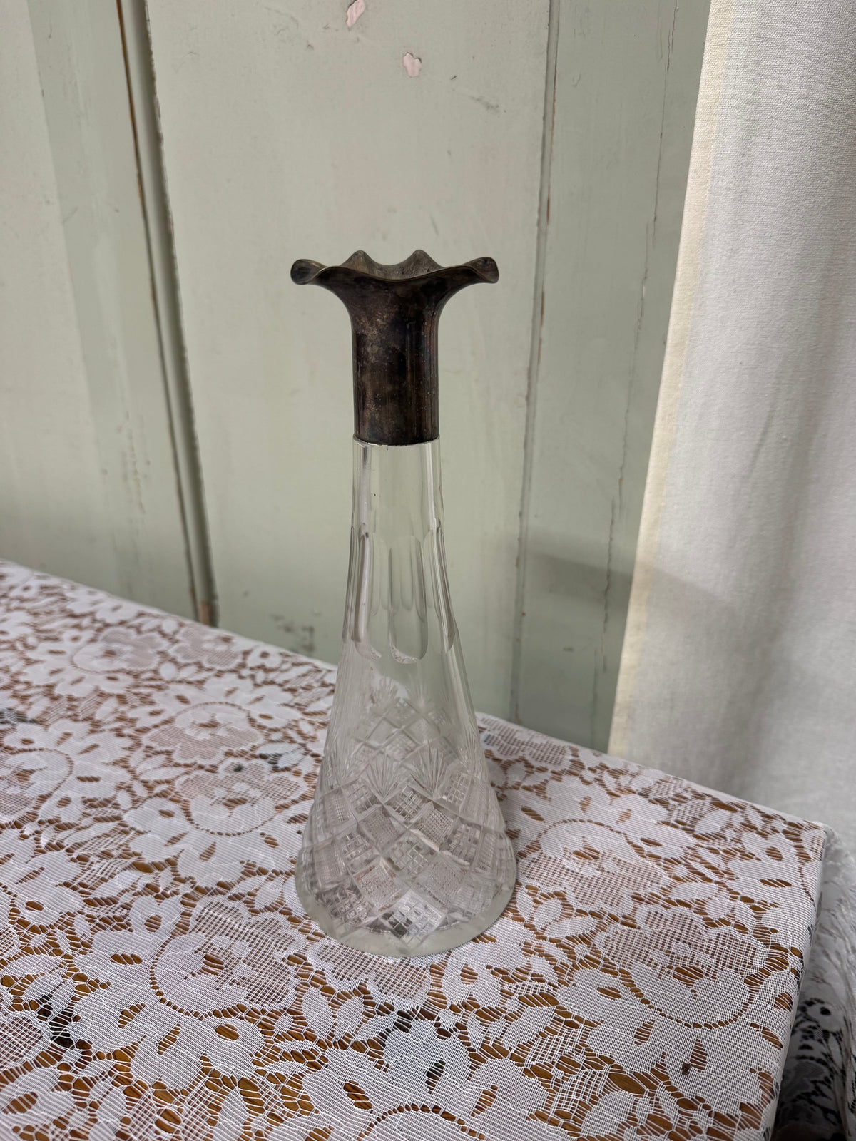 Glasvas med vågat nysilver upptill, mellan
