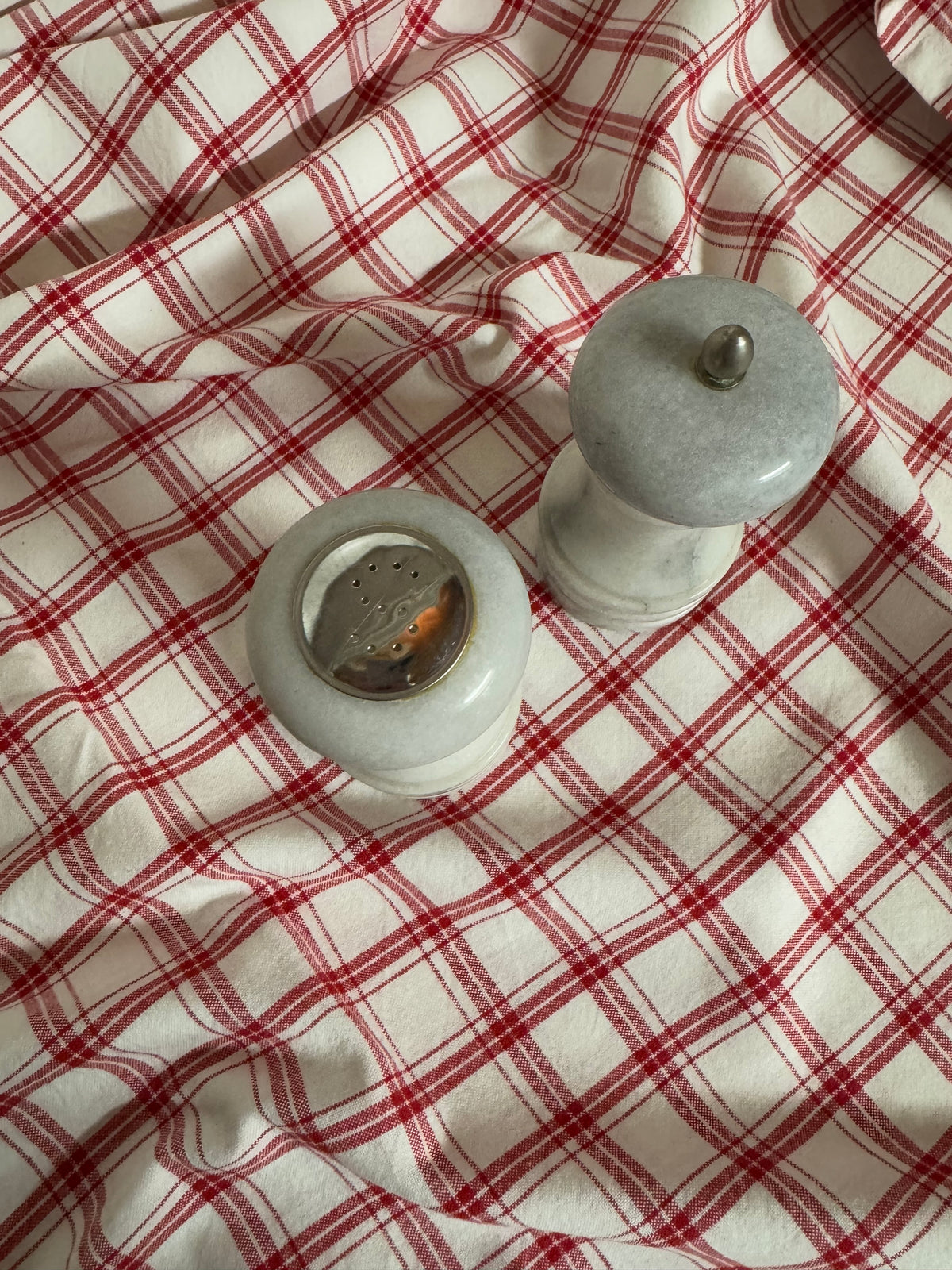 Salt och pepparkar i marmor