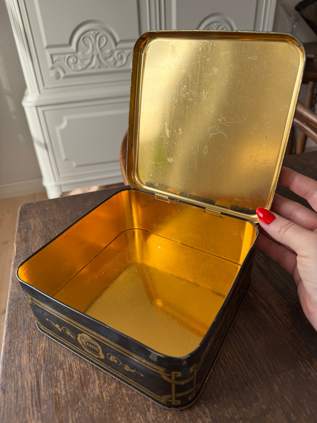Plåtburk Kärnkaffe svart med rosor