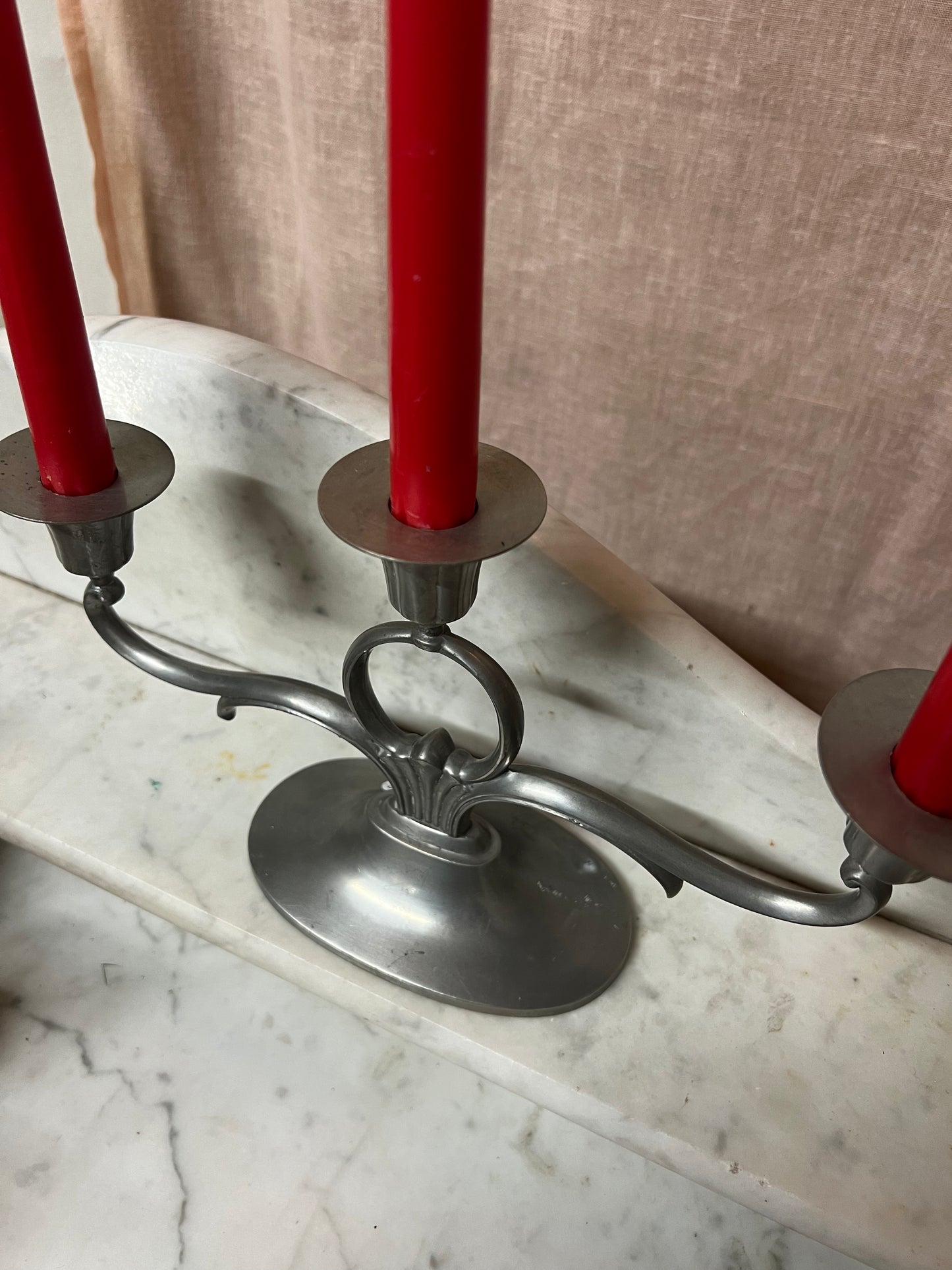 Trearmad ljusstake i tenn med ljusmanchetter