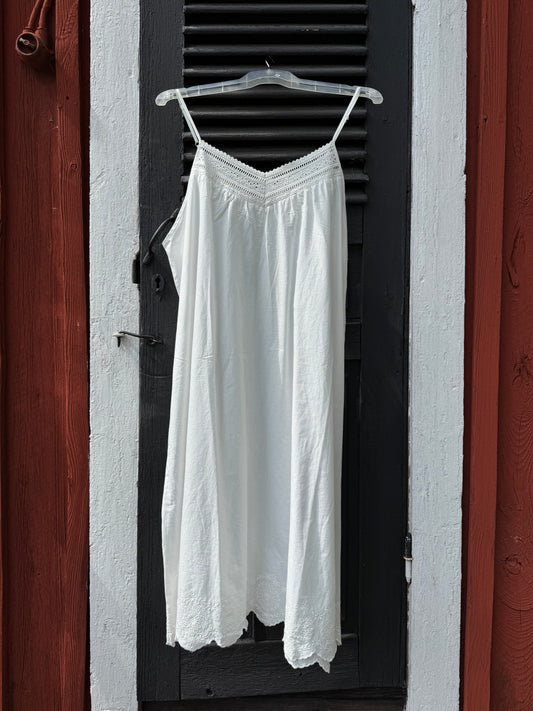 Vit sommarklänning/nattlinne med broderi