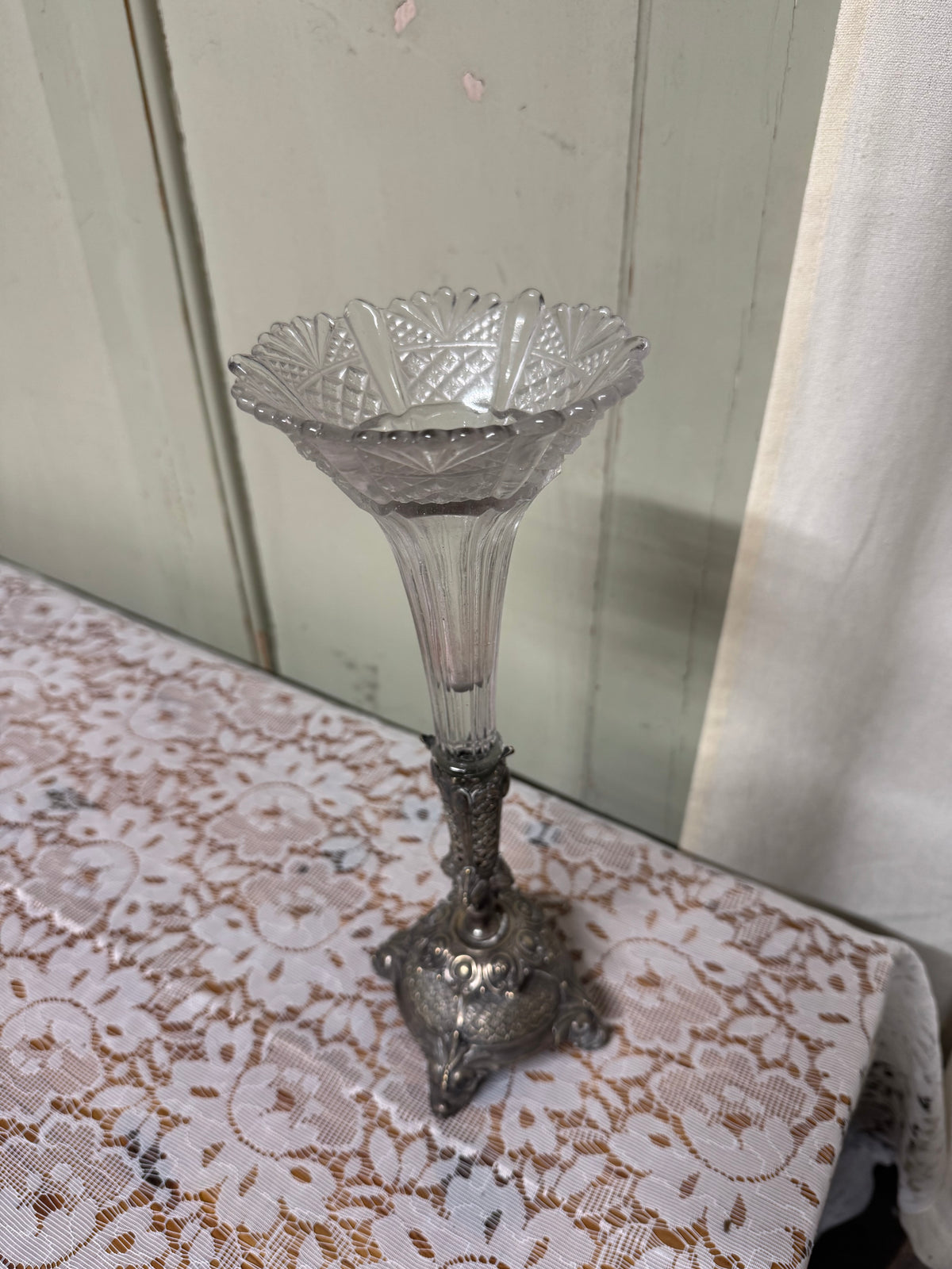 Glasvas med nysilverfot hög