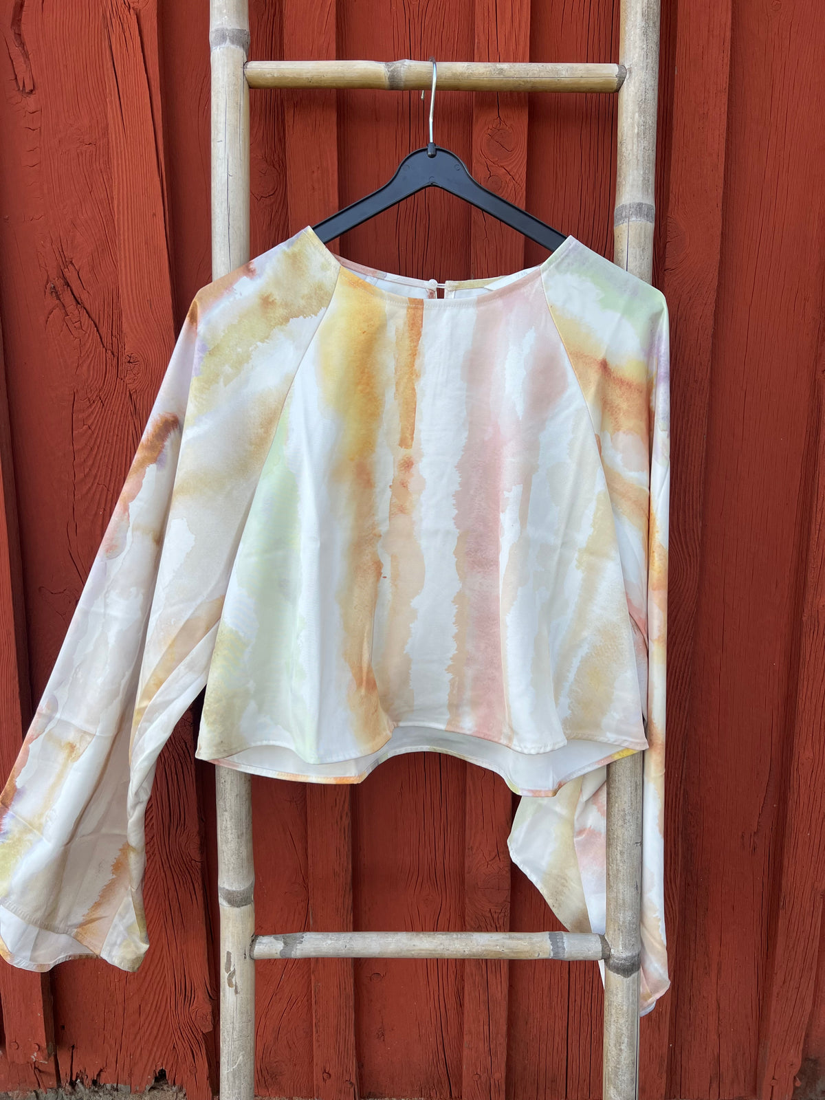 Blus med trumpetärm