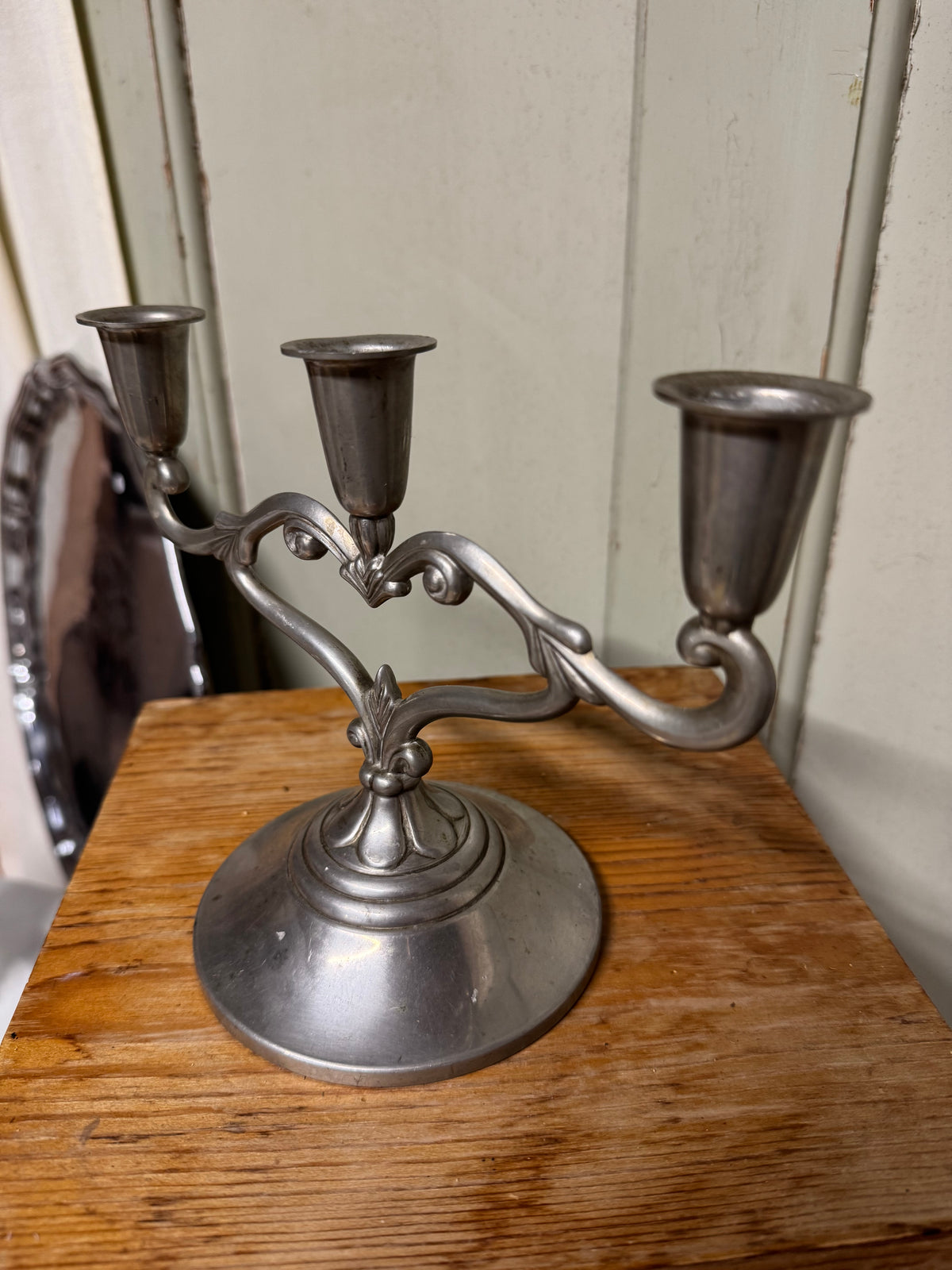 Trearmad ljusstake i tenn