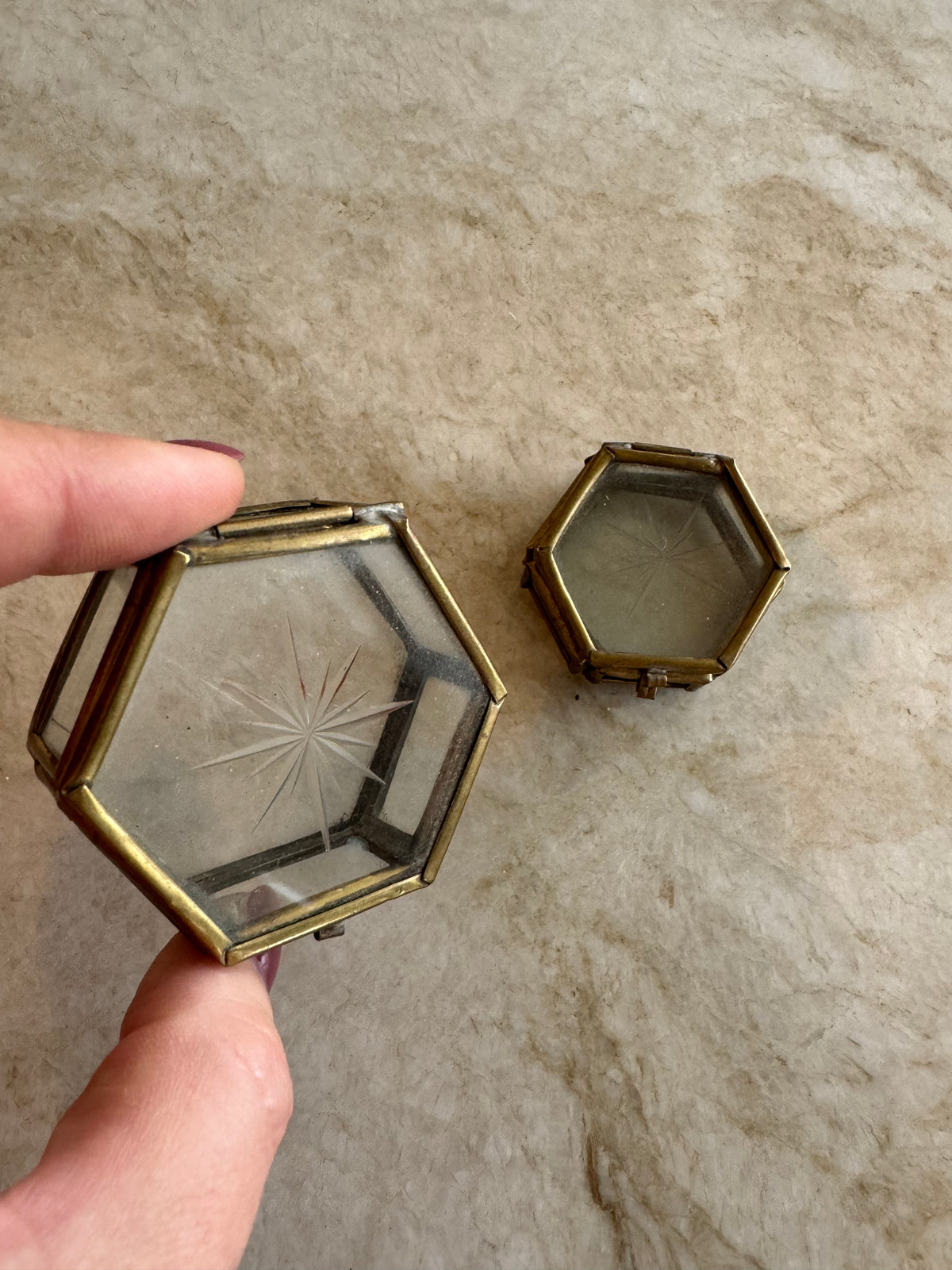 Två askar i glas och mässing med inristning