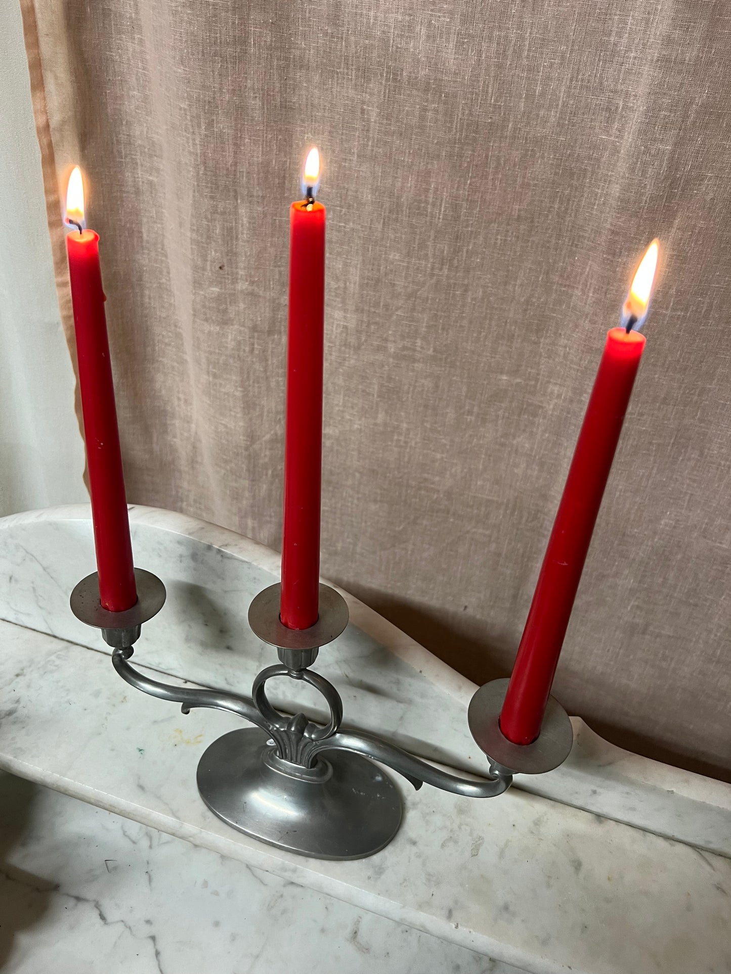 Trearmad ljusstake i tenn med ljusmanchetter