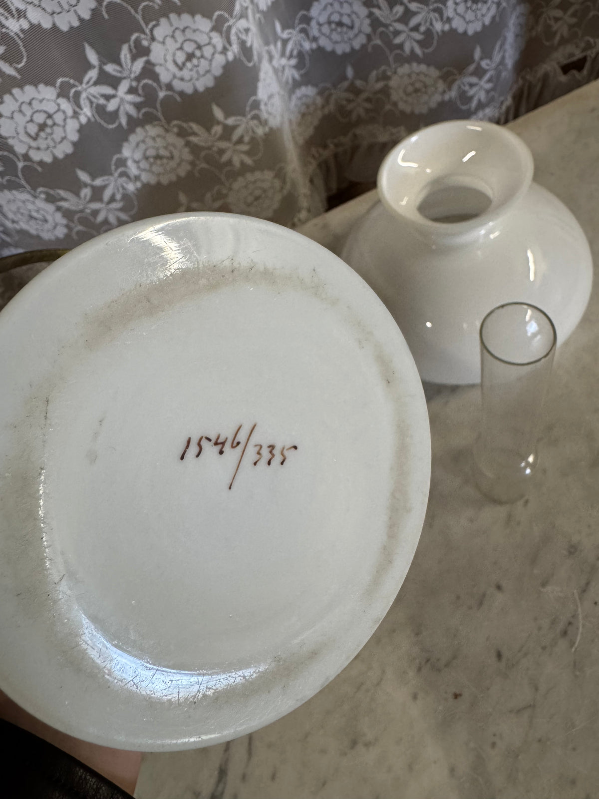 Äldre fotogen-/oljelampa med opalinglas och handmålad fot